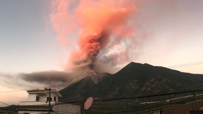 El volcán de Fuego de Guatemala incrementa erupciones y lanza ceniza a  aldeas | La Prensa Panamá