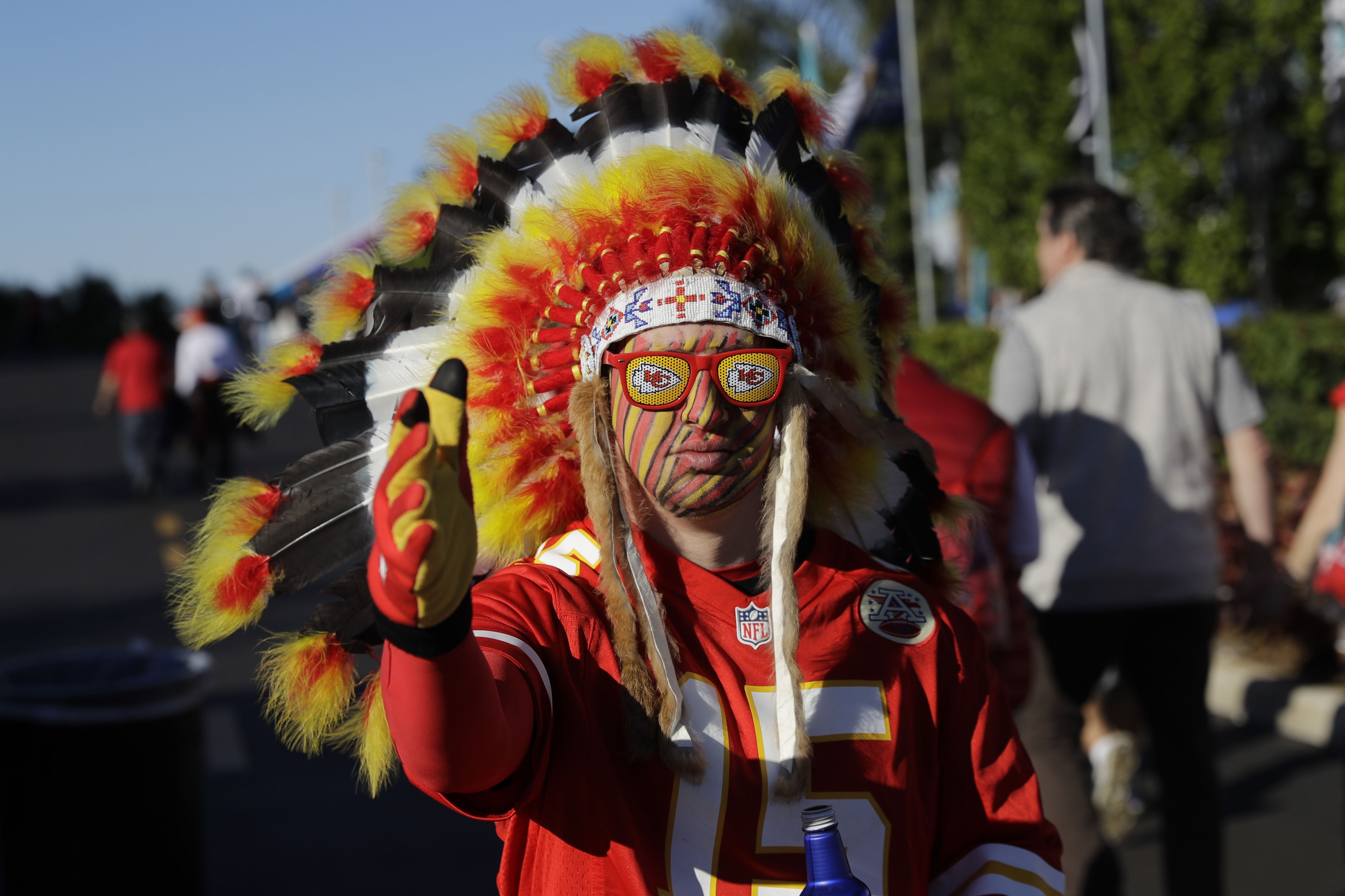 Kansas City Chiefs fans boo teams during display of unity against