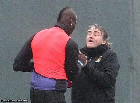 Balotelli y Mancini, a punto de pelearse en un entrenamiento del Manchester City