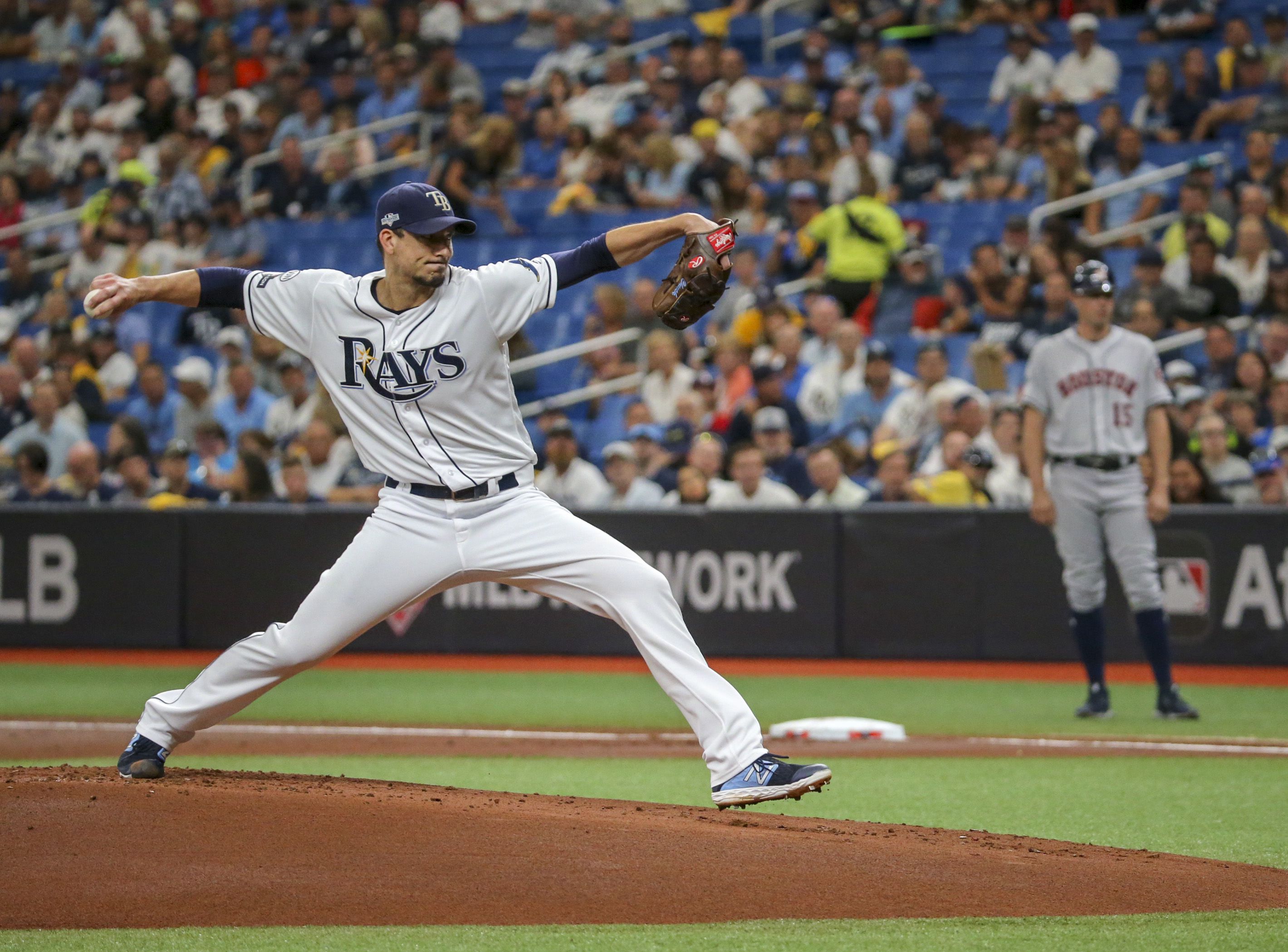 Rays pitcher Charlie Morton leaves game due to shoulder injury