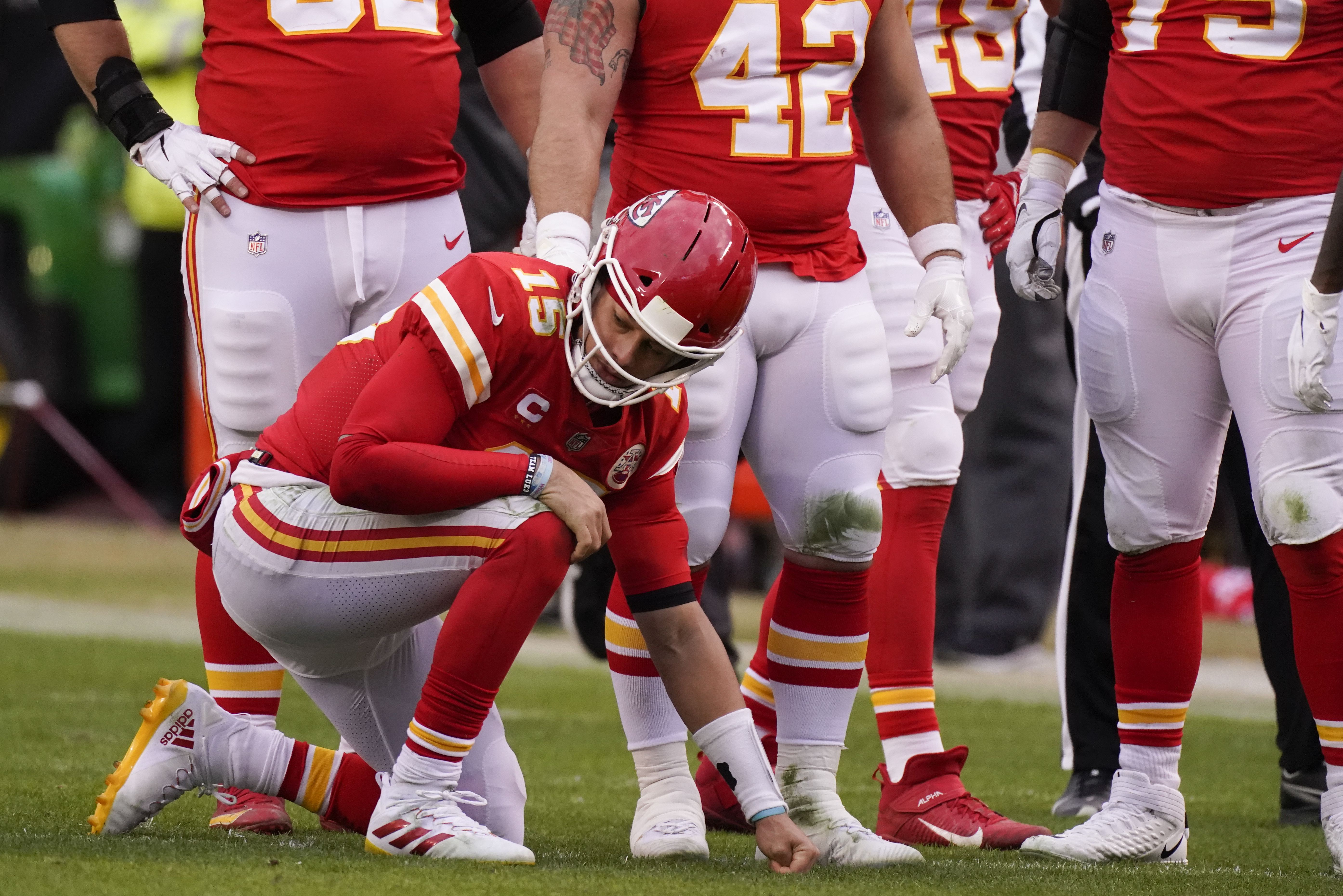 Chiefs' Patrick Mahomes helps Chad Henne prepare for start