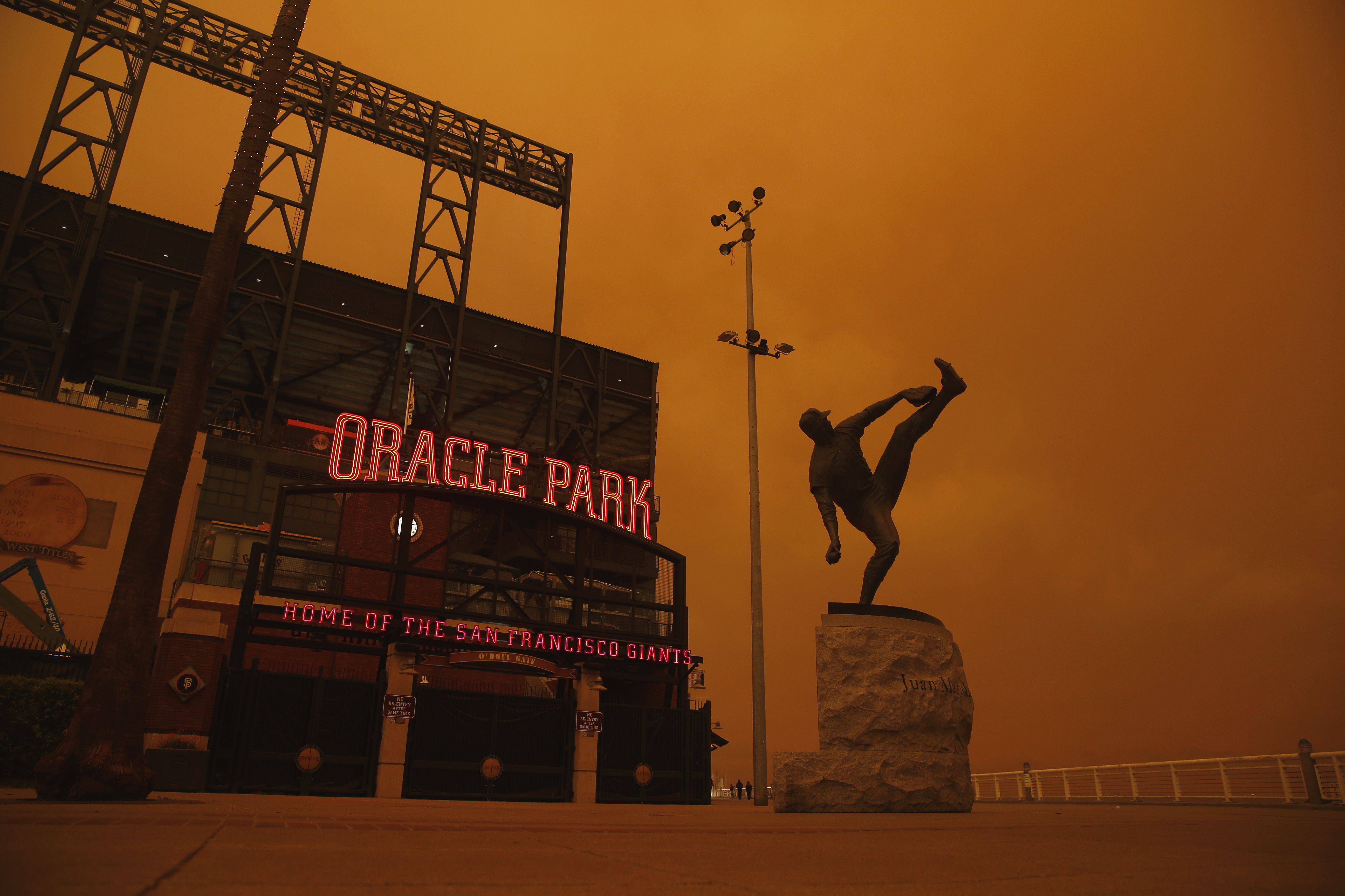 Smoke from nearby wildfires creates eerie baseball scene at Oracle Park -  The Boston Globe