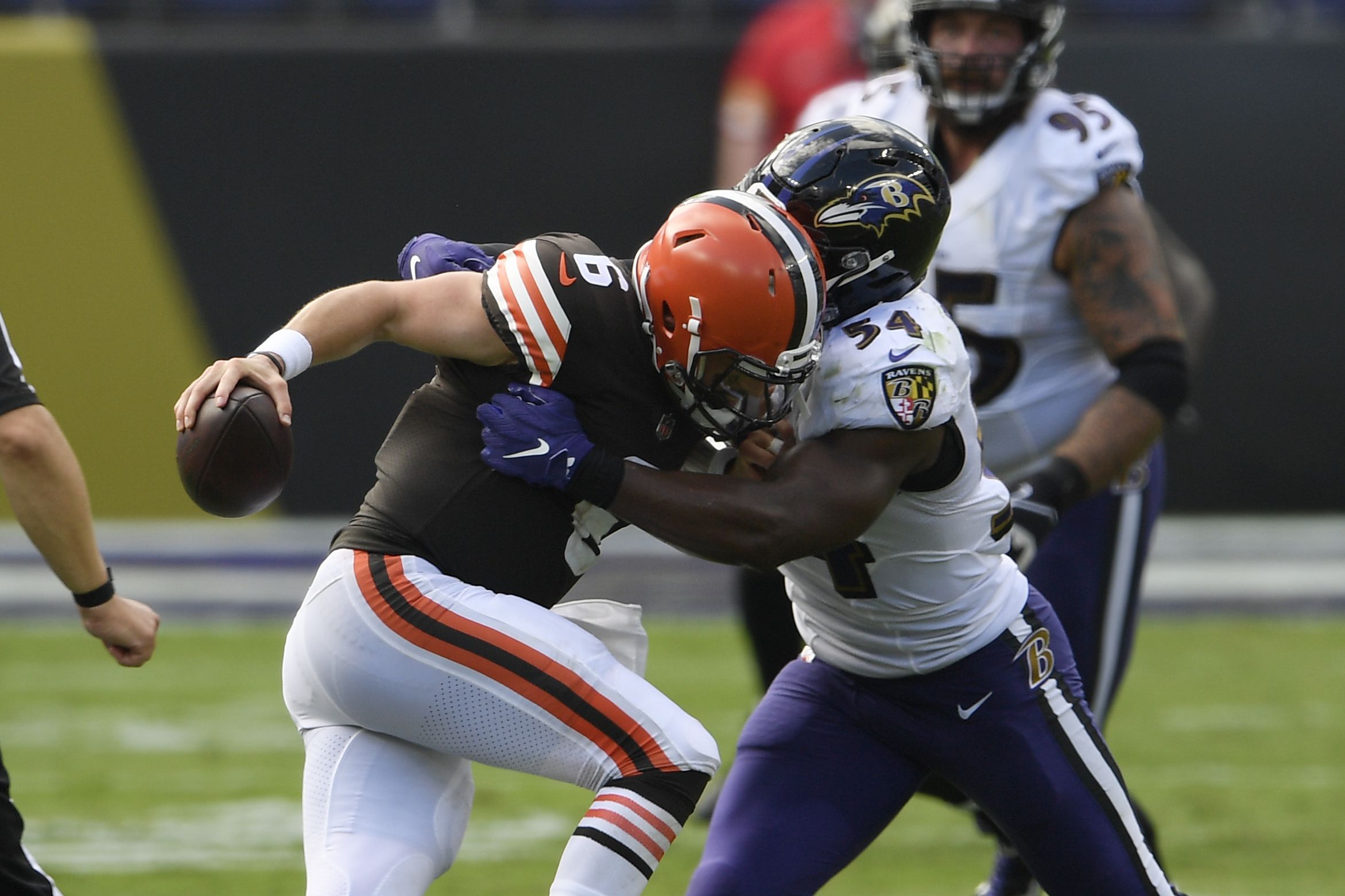 Ravens quiet the 'Dawg Pound' in lopsided win over the Browns