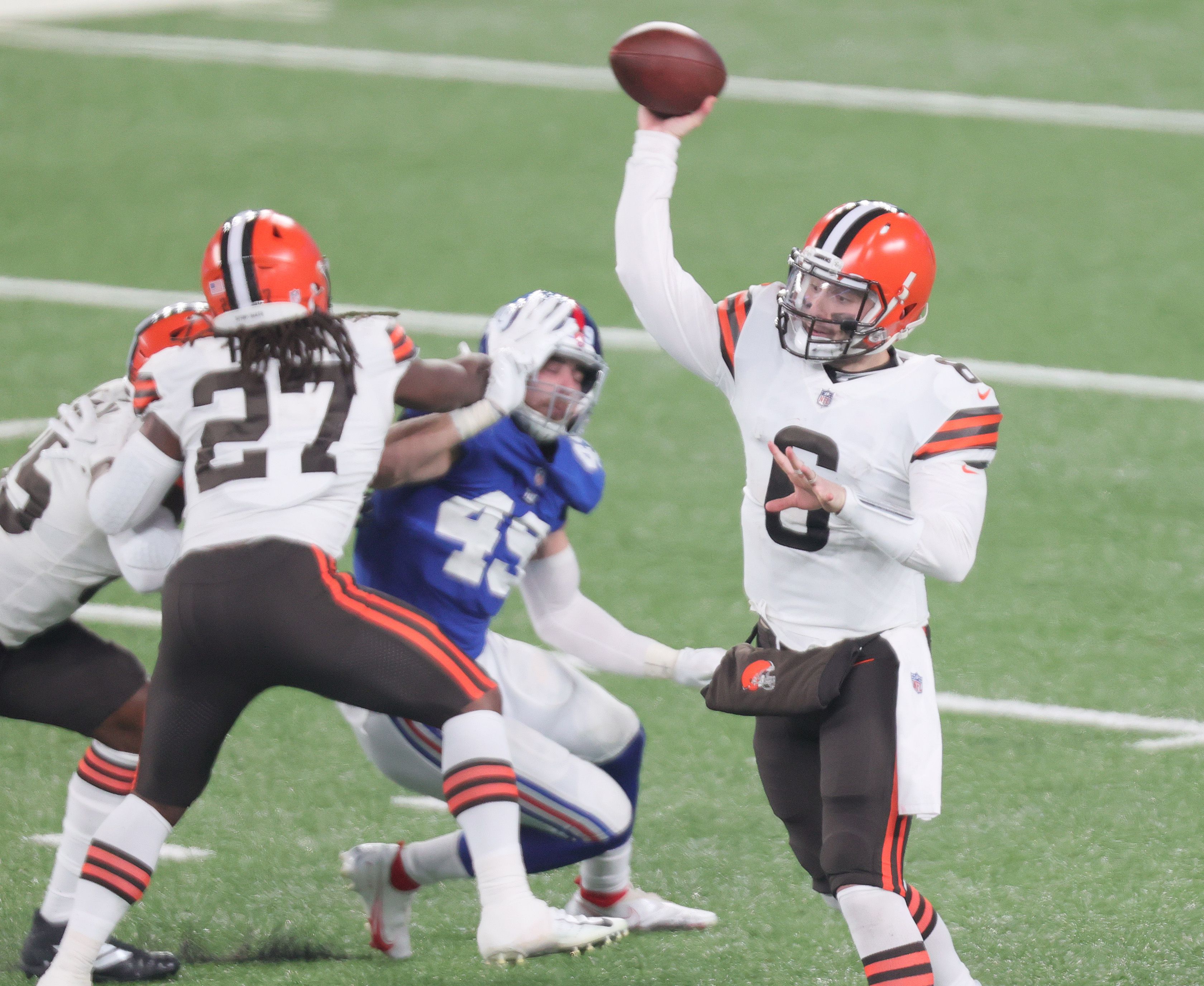 Browns' Baker Mayfield outshines Sam Darnold and Jets in Cleveland win