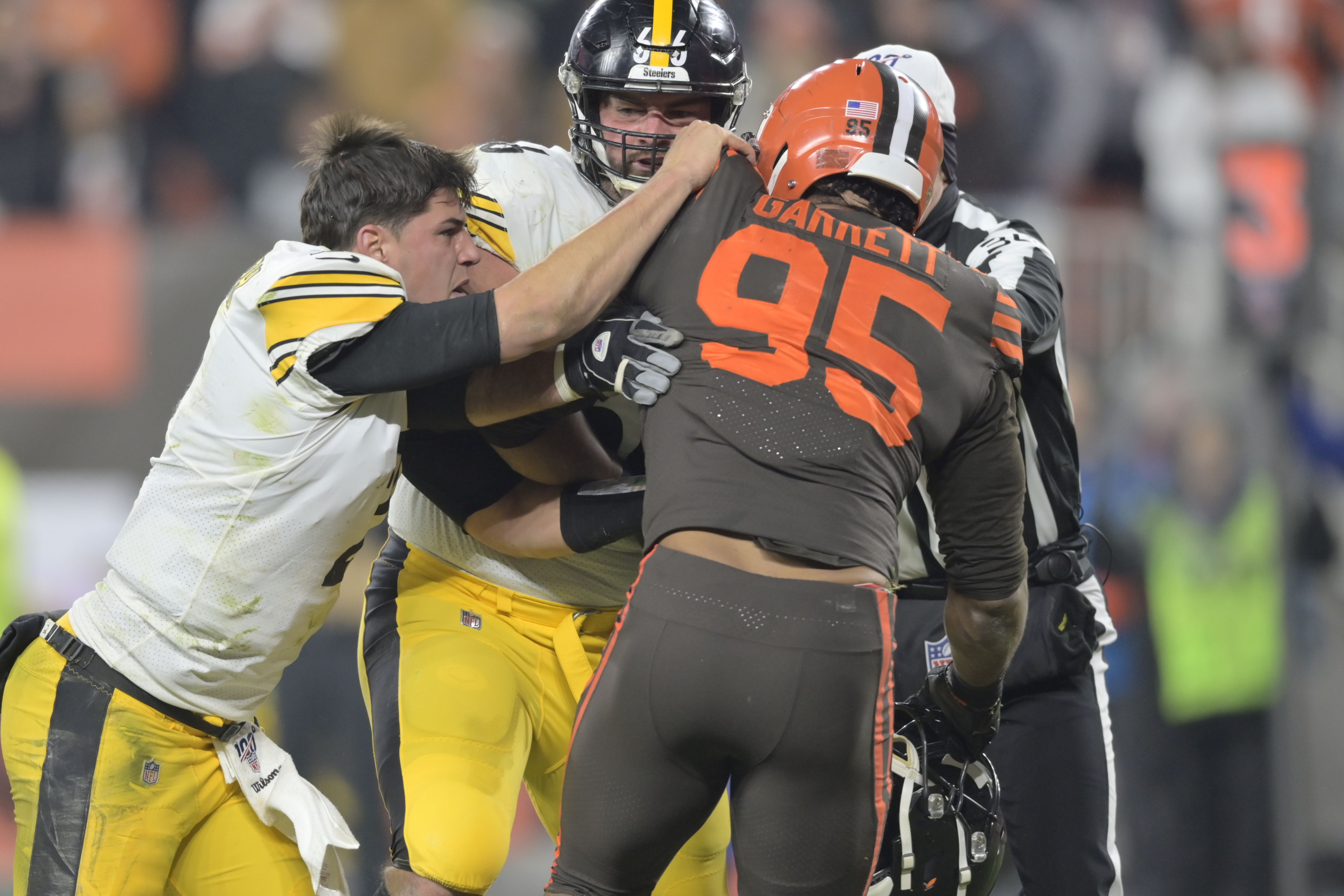 Watch: Browns' Garrett swings helmet at head of Steelers QB