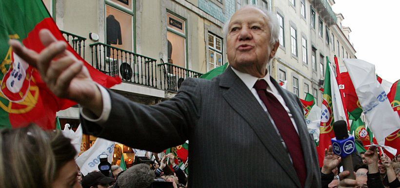 FILE PHOTO:  Portugal's former president Soares speaks during his electoral campaign in Lisbon