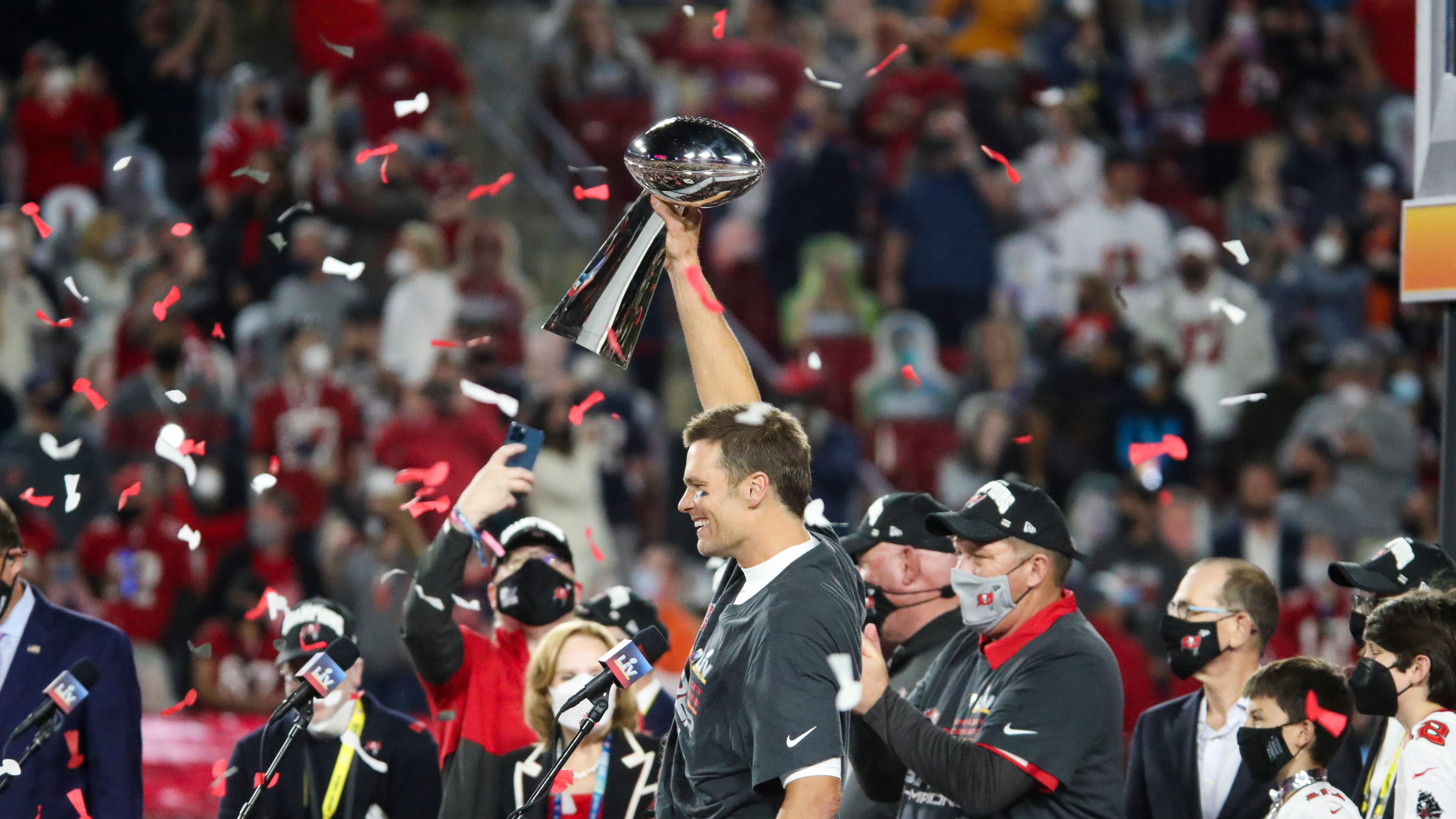 Buccaneers bring Vince Lombardi Trophy to Sarasota City Hall