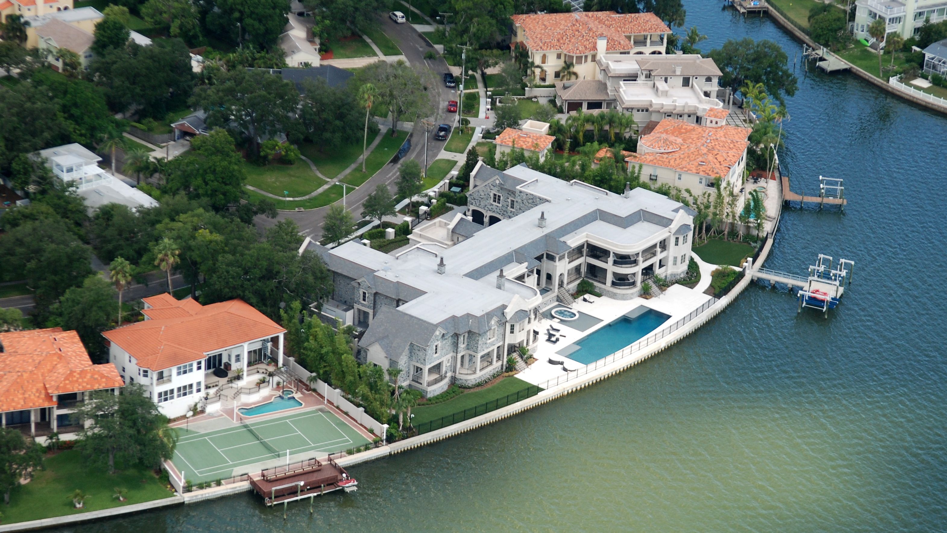 Tom Brady Has Arrived In Tampa Bay Moving Into Derek Jeter S Mansion