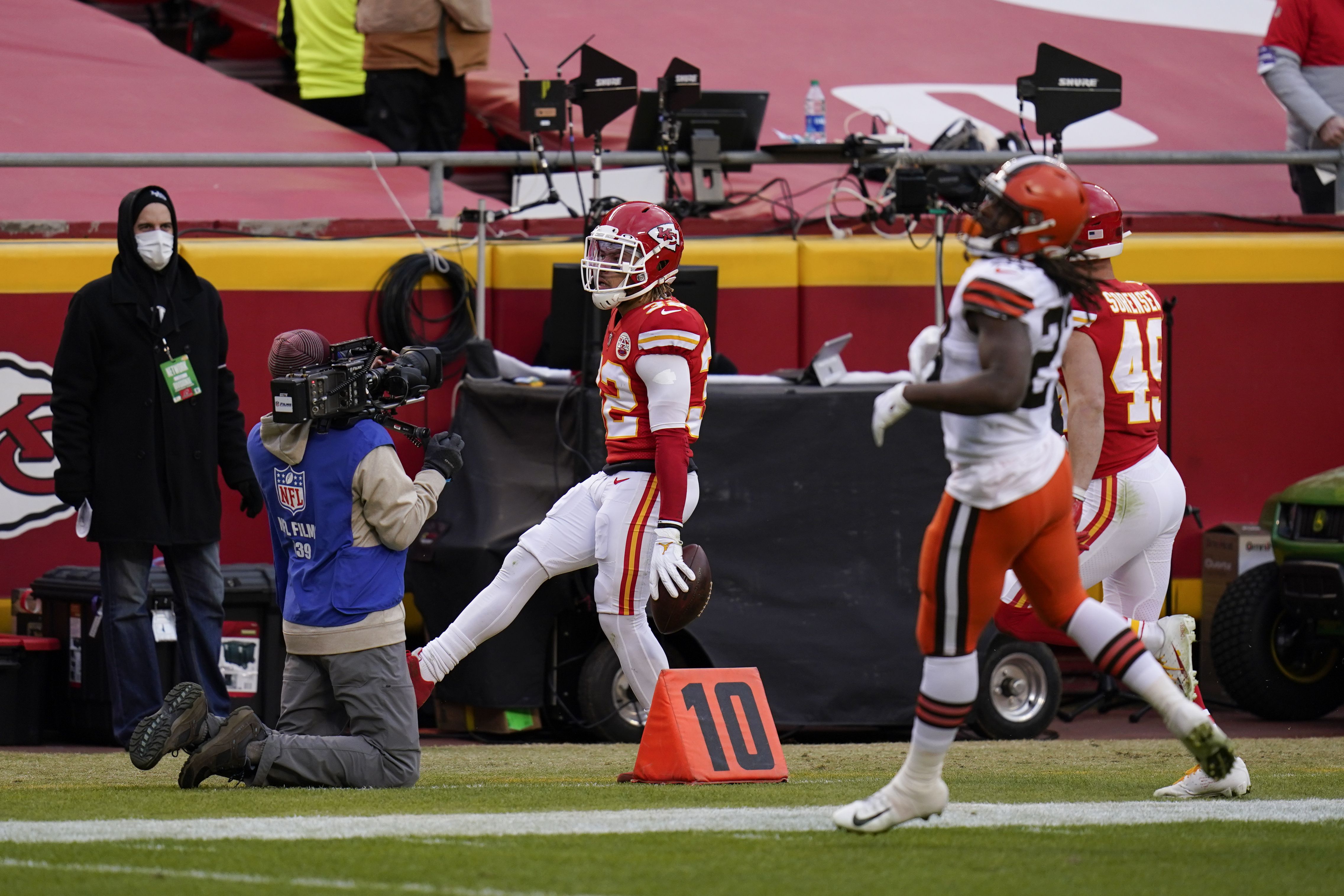 Sean McDermott, Stefon Diggs explain sideline chat during Browns game