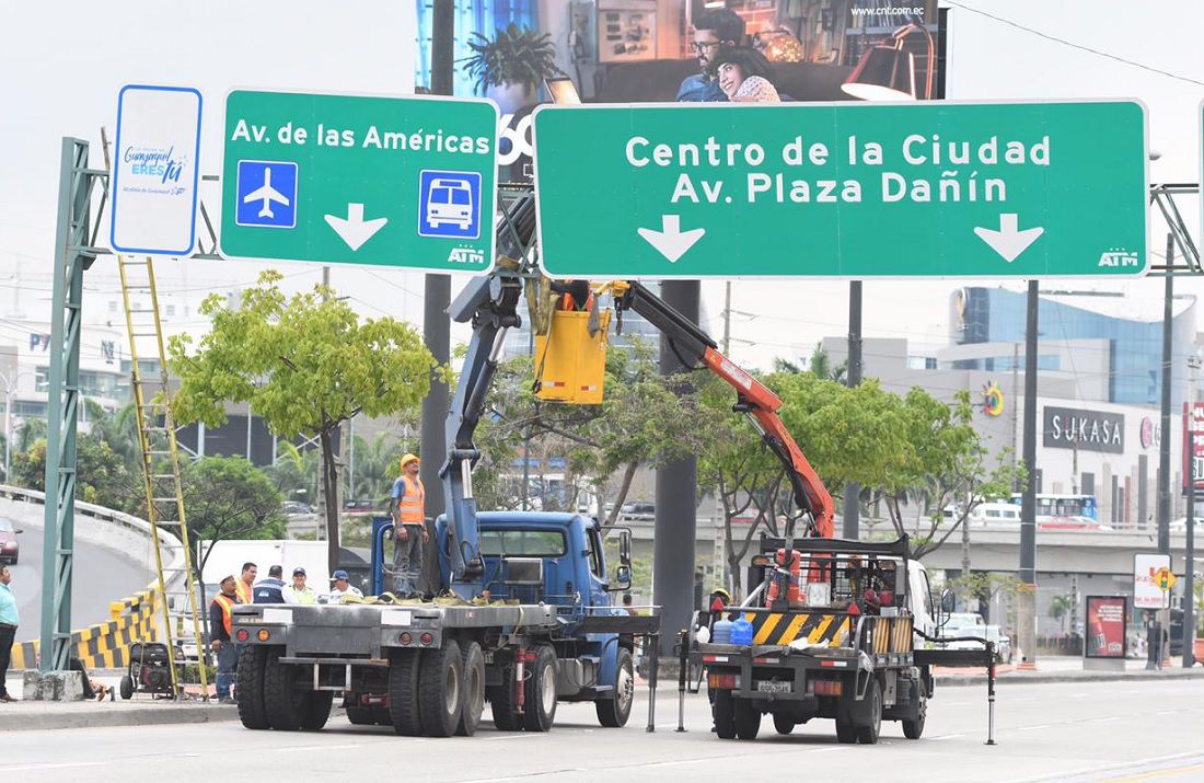 Cierre de vía en el norte de Guayaquil por arreglo de señalética que estaba por colapsar