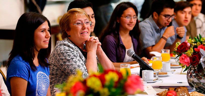 Bachelet-estudiantes-PSU.jpg