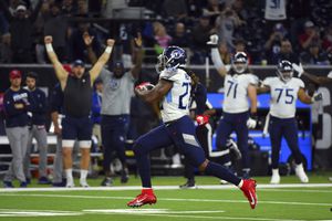 Titans clinch playoff spot with 35-14 win over Houston Texans