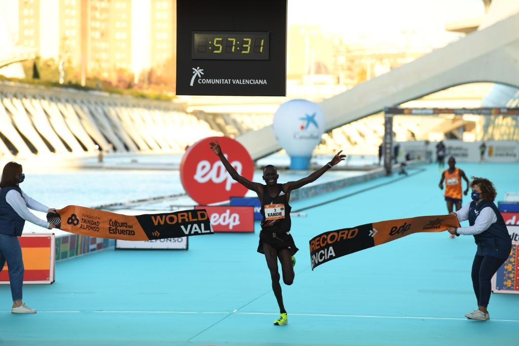 Kibiwott Kandie rompe el récord mundial de medio maratón. Foto: J. A. Sanz.