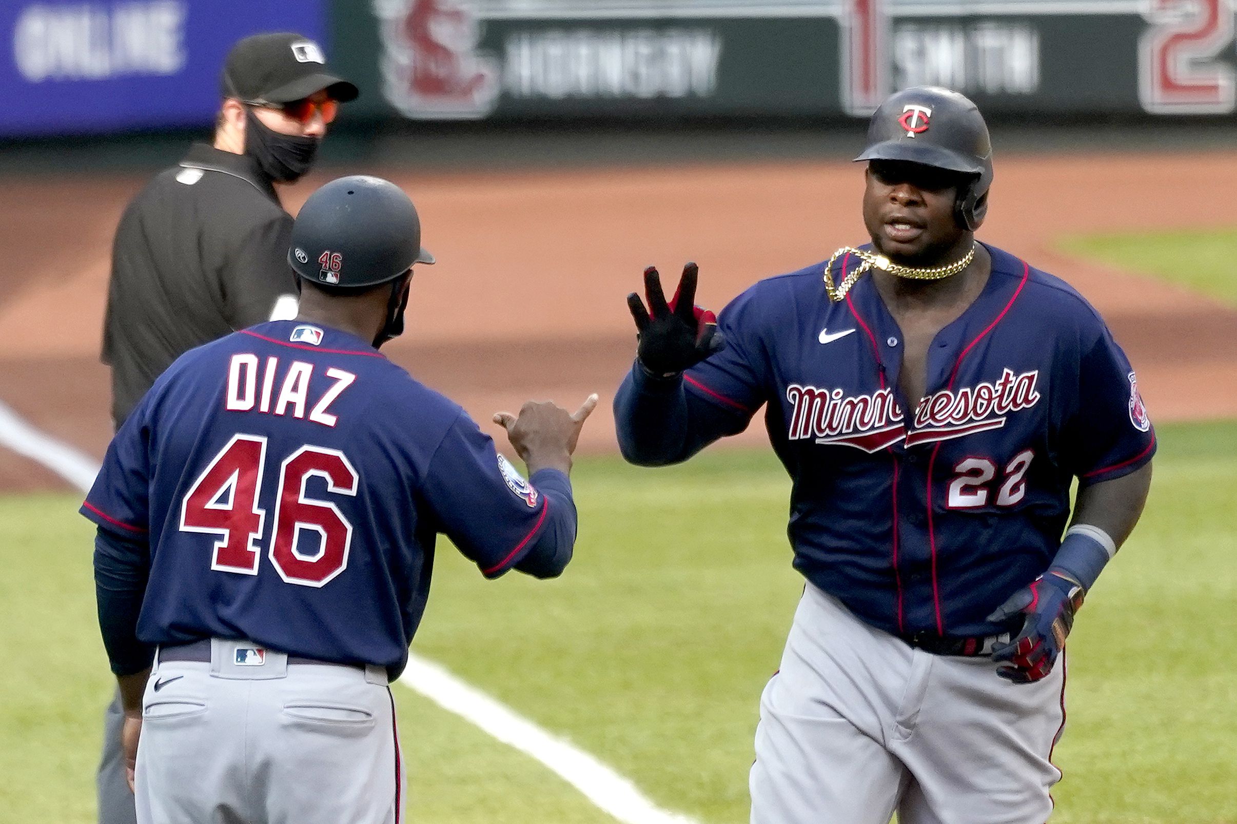 Wieters has 19-pitch at-bat as Cardinals split DH with Twins