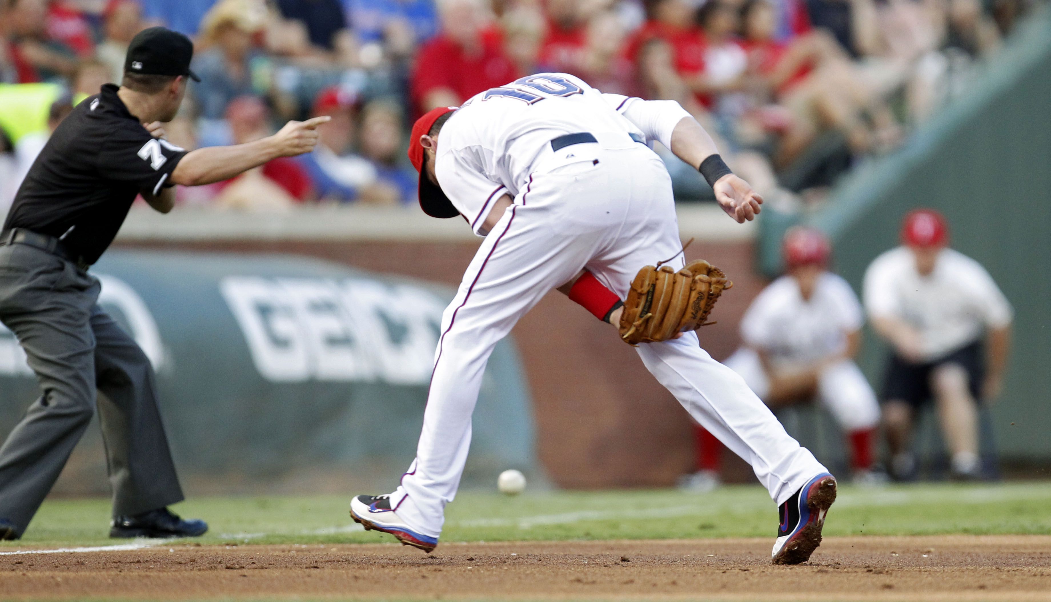 Former Ranger Ian Kinsler dons Israel baseball jersey for ALCS Game 3  ceremonial first pitch