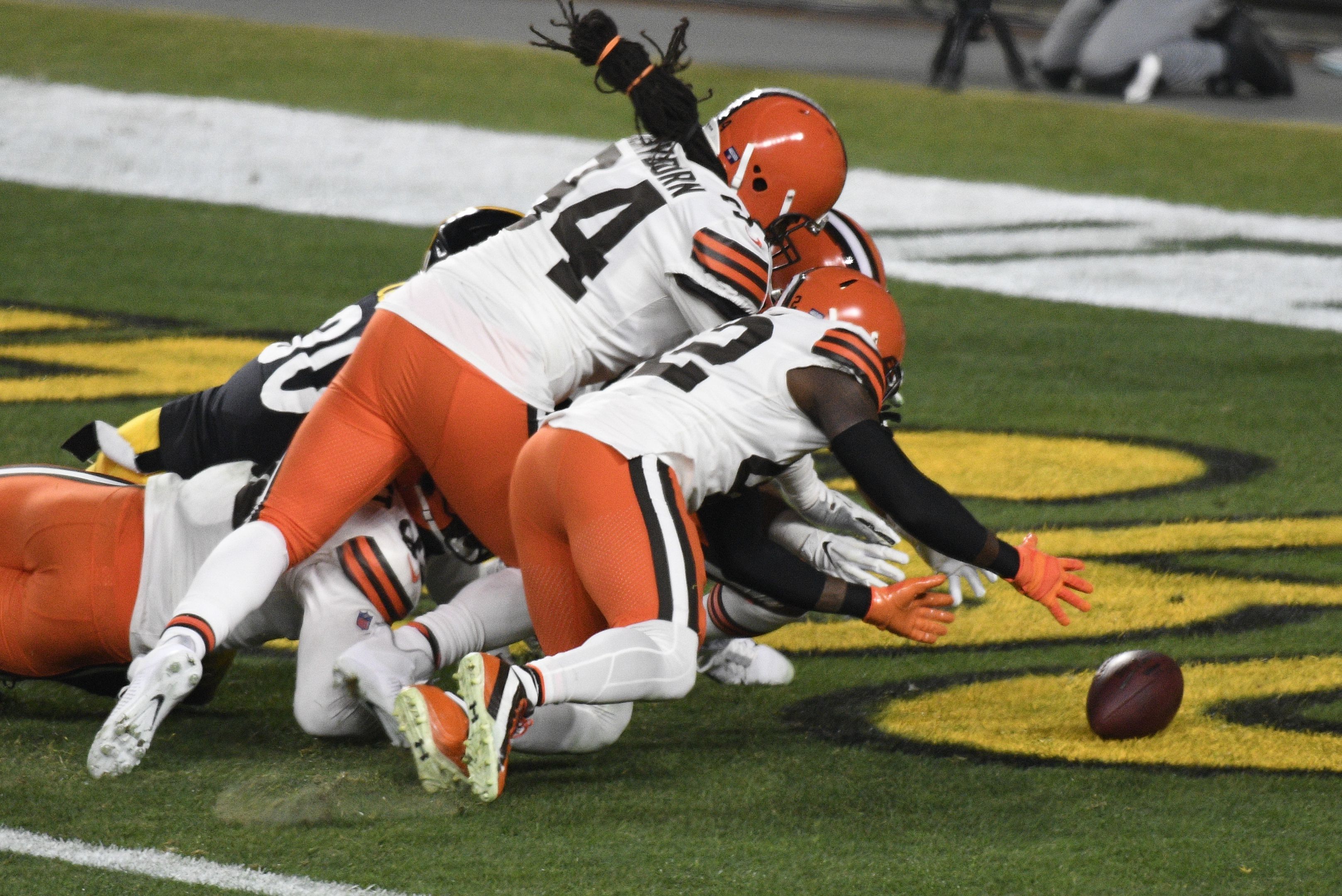 Browns hold on to edge Steelers, playoff rematch set for Sunday night at  Heinz Field