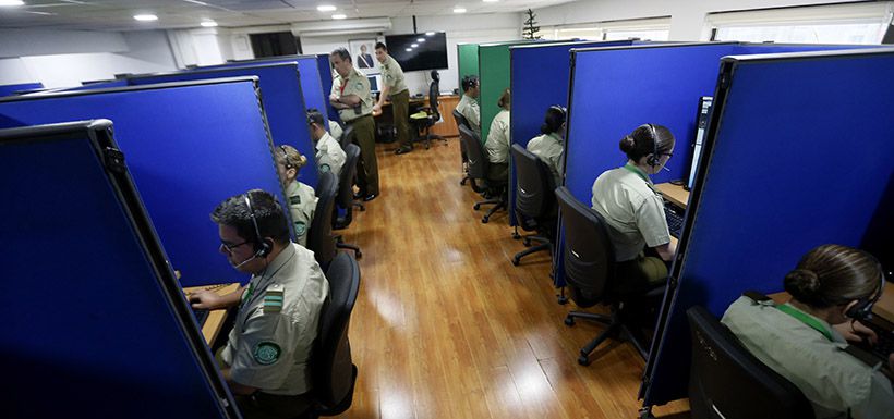 Carabineros en la Sala de comando y contro