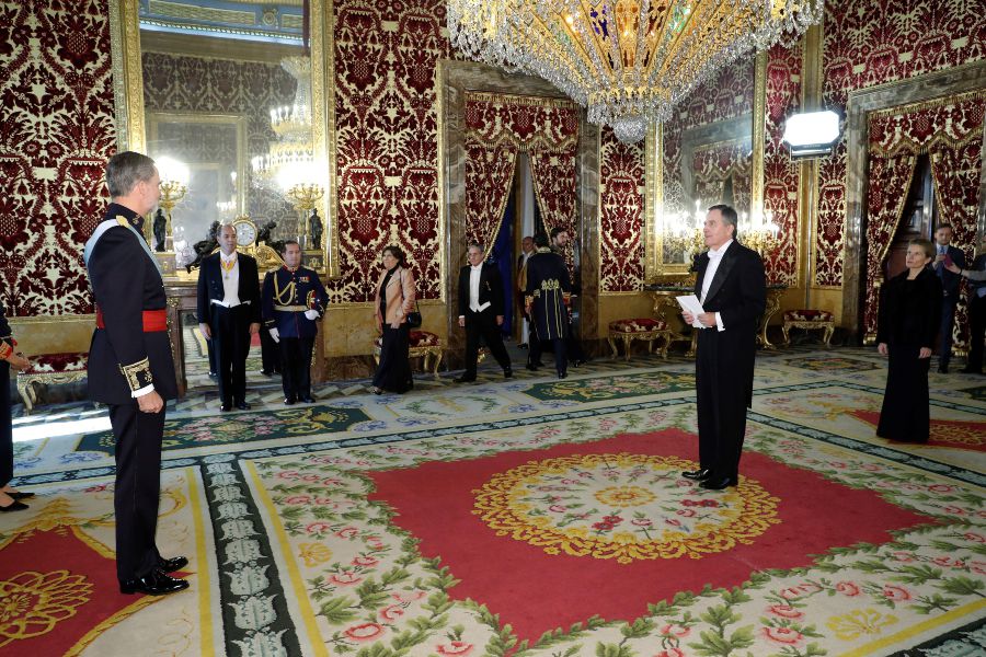 Rey Felipe VI y Roberto Ampuero