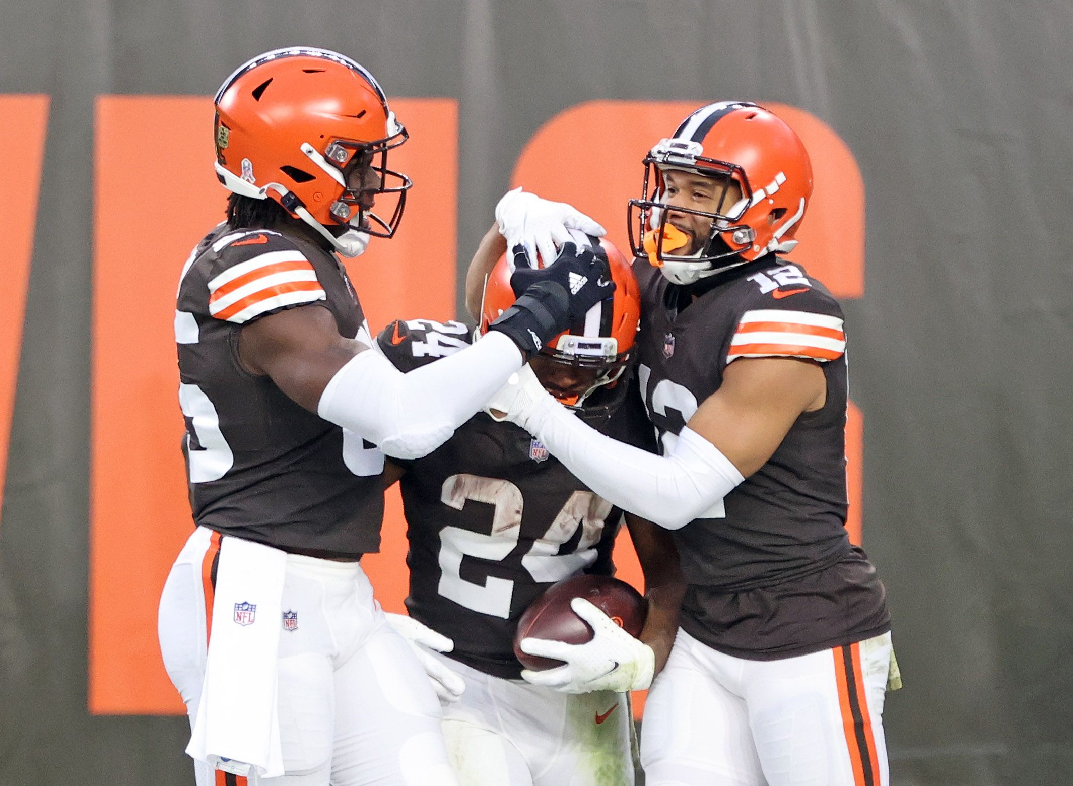 Chubb, Hunt push Browns past Texans 10-7 in wild weather