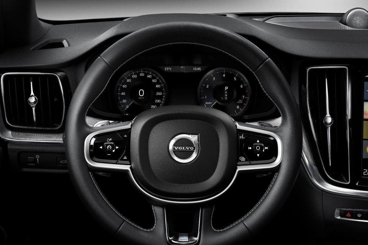 230867_New_Volvo_S60_R-Design_interior.jpg