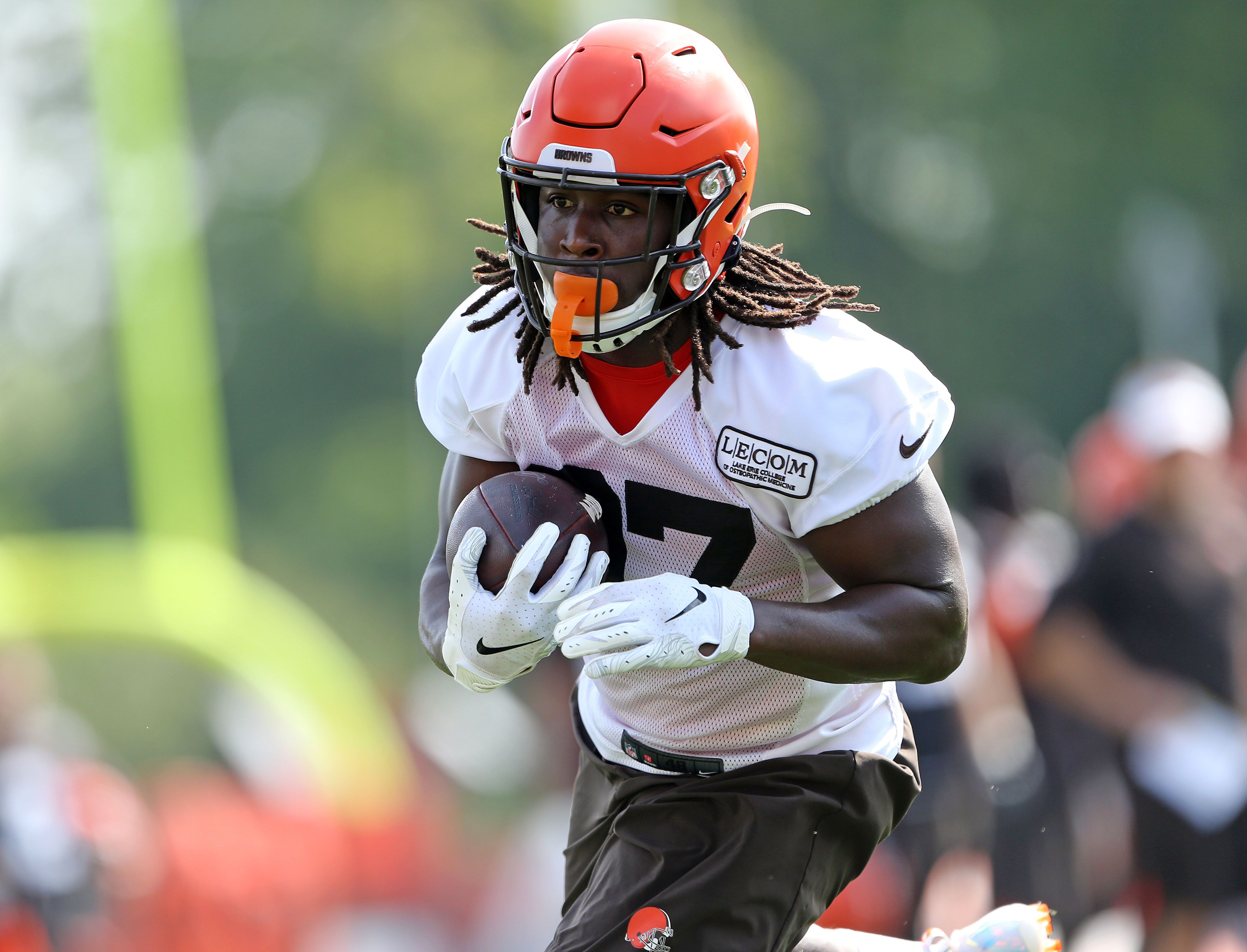 Kareem Hunt brings angry style to Cleveland Browns running game