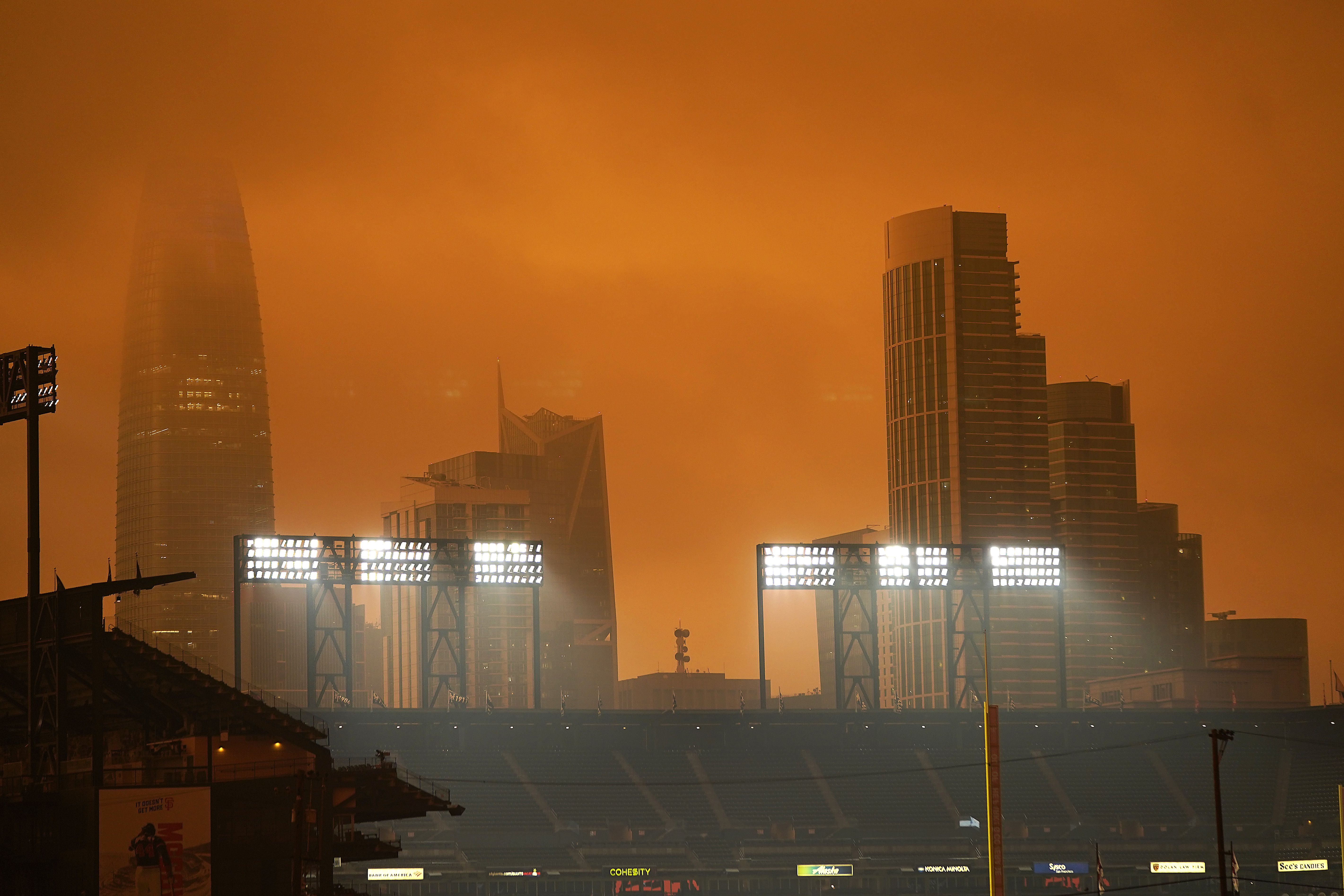 Eerie scene for Giants game as wildfire smoke engulfs Oracle Park