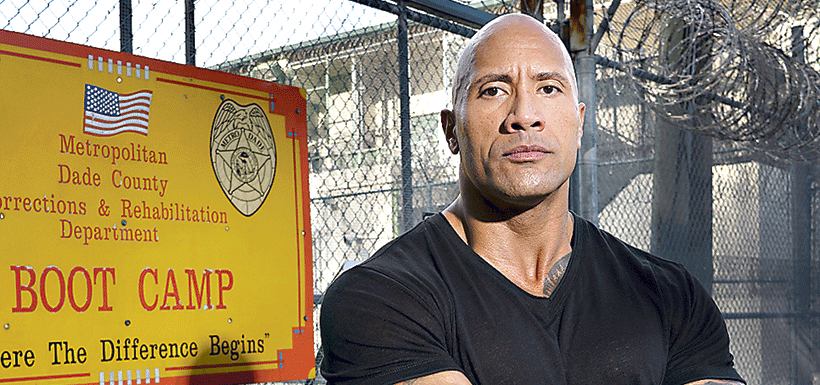 Dwayne "La Roca" Johnson frente a la correccional en Miami. foto: HBO