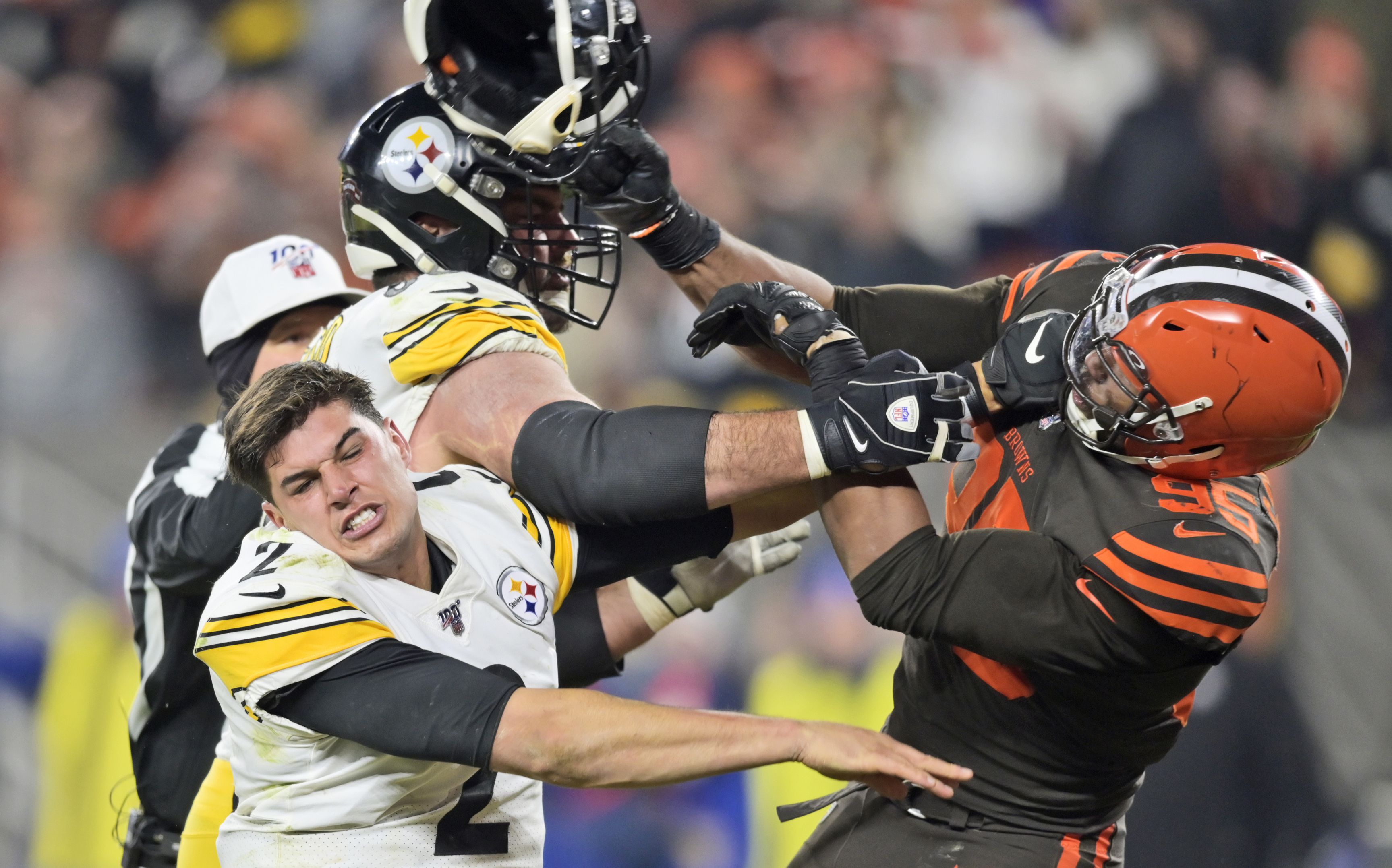 Cleveland Browns, Pittsburgh Steelers fight after the Browns' win