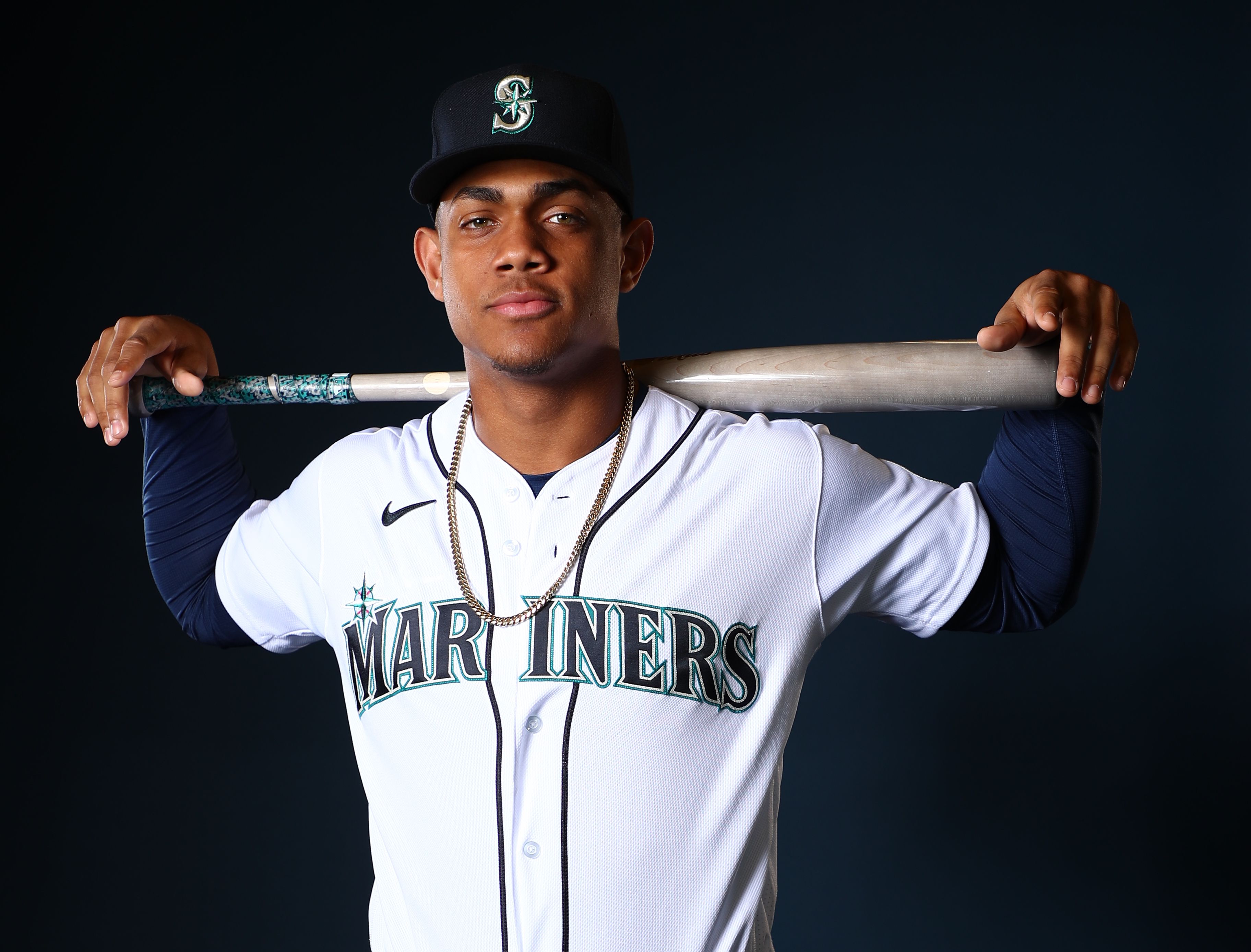 Julio Rodríguez scratched due to left wrist soreness for Mariners