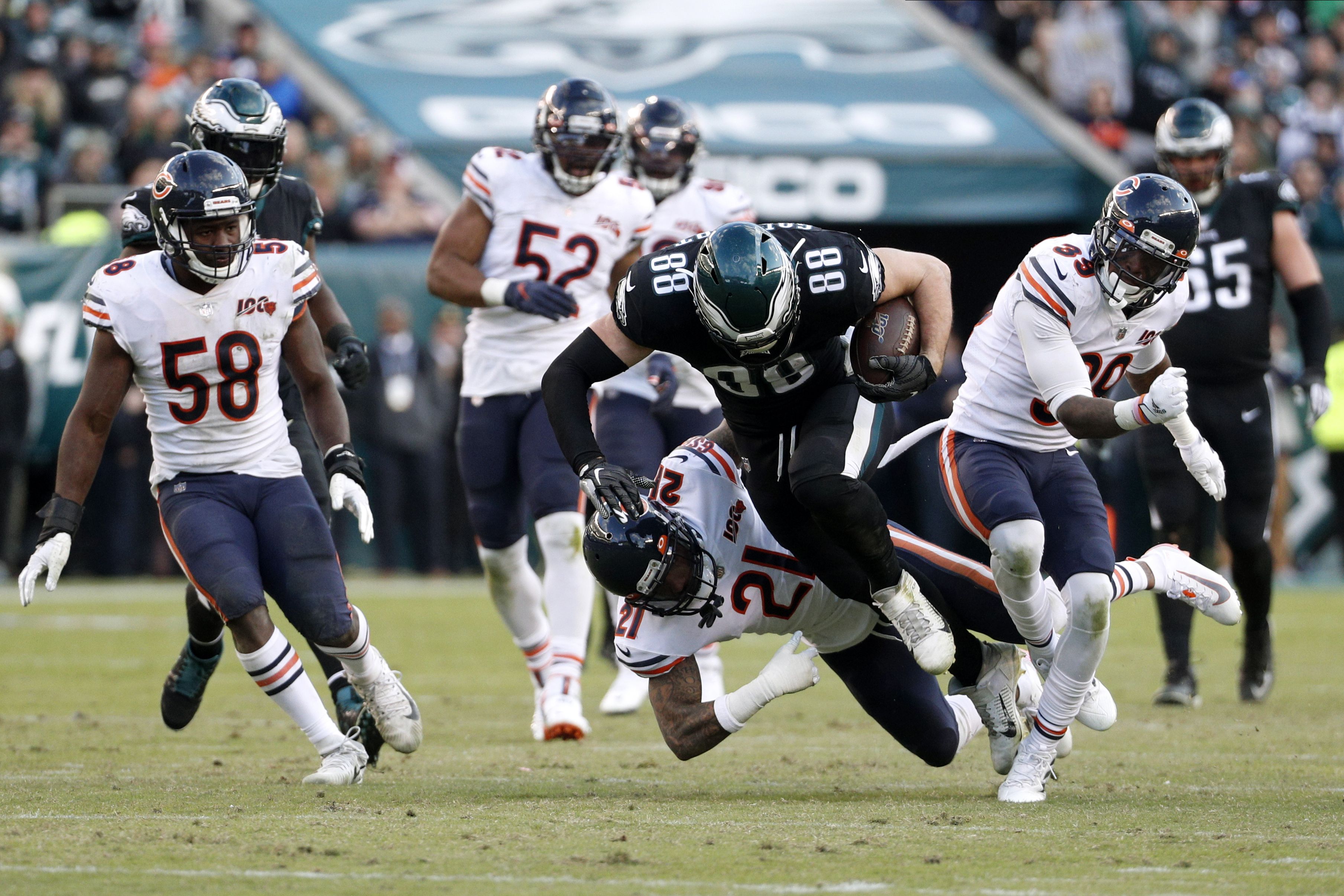 Carson Wentz, Jordan Howard lead Eagles past Bears