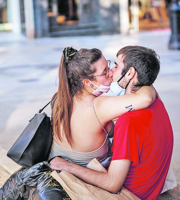 beso foto AP