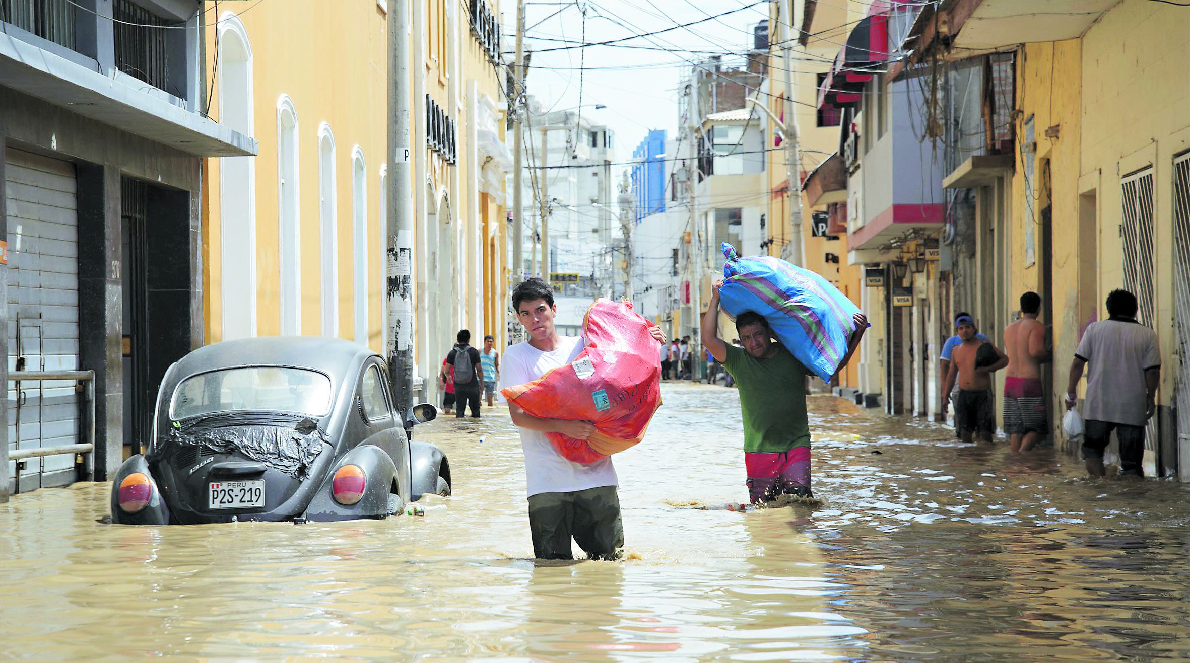 DESBORDE DE RÍO INUNDA LAS CALLES DEL CENTRO DE LA CIUDAD PERUANA DE PIURA