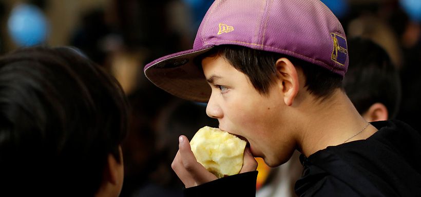 Estudiante comiendo