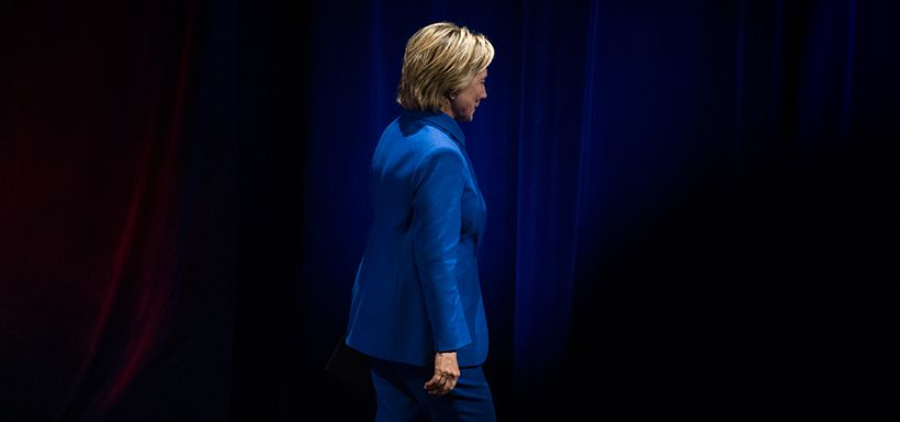 hillary-clinton-walks-17554013