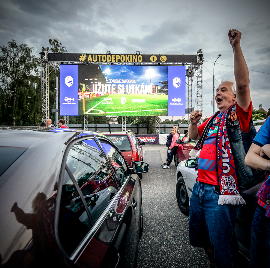 Autocines y fútbol