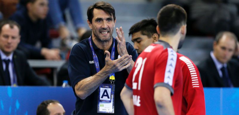 Mateo Garralda da instrucciones a los jugadores.