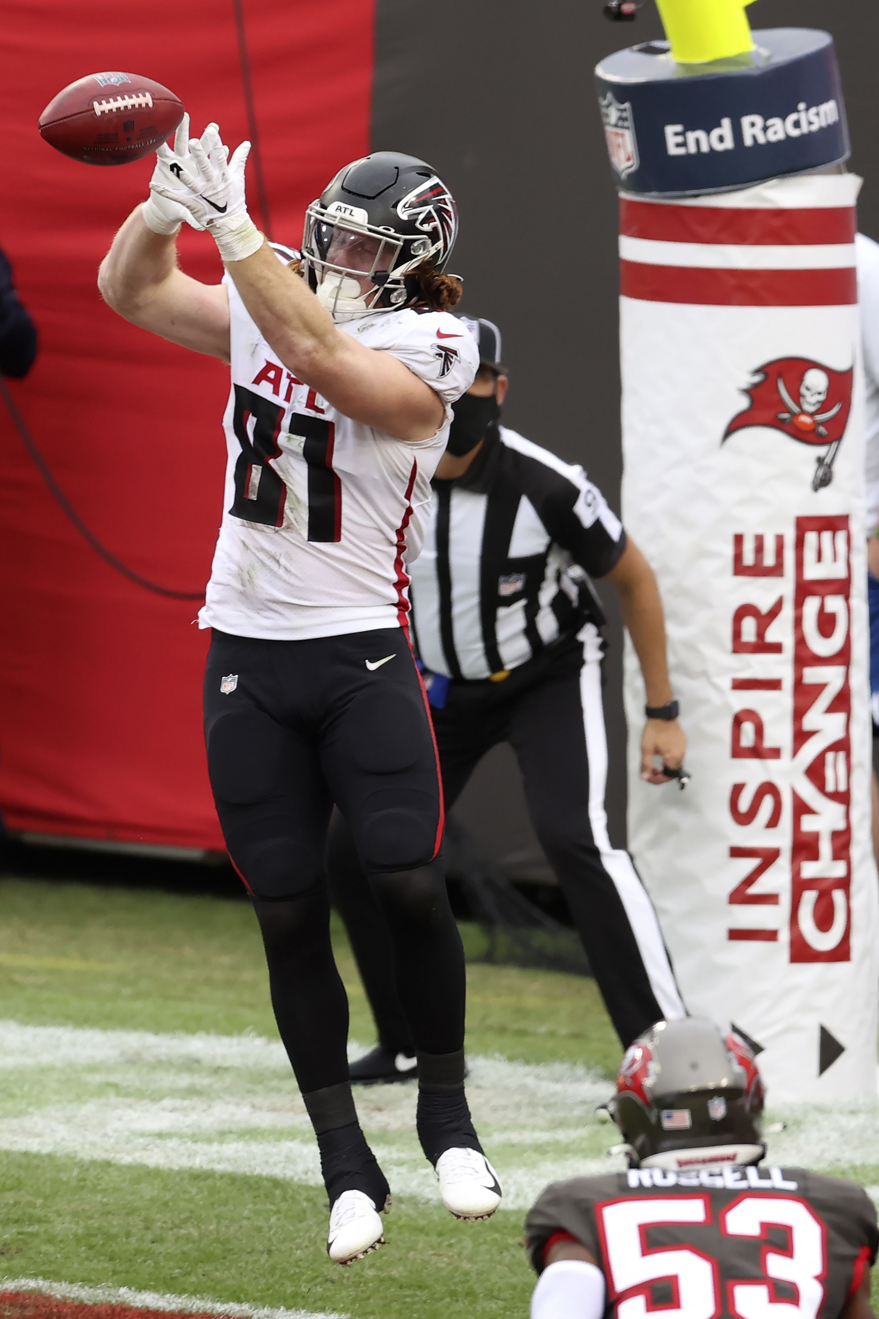 Brady throws for 4 TDs, Bucs pull away from Falcons 44-27