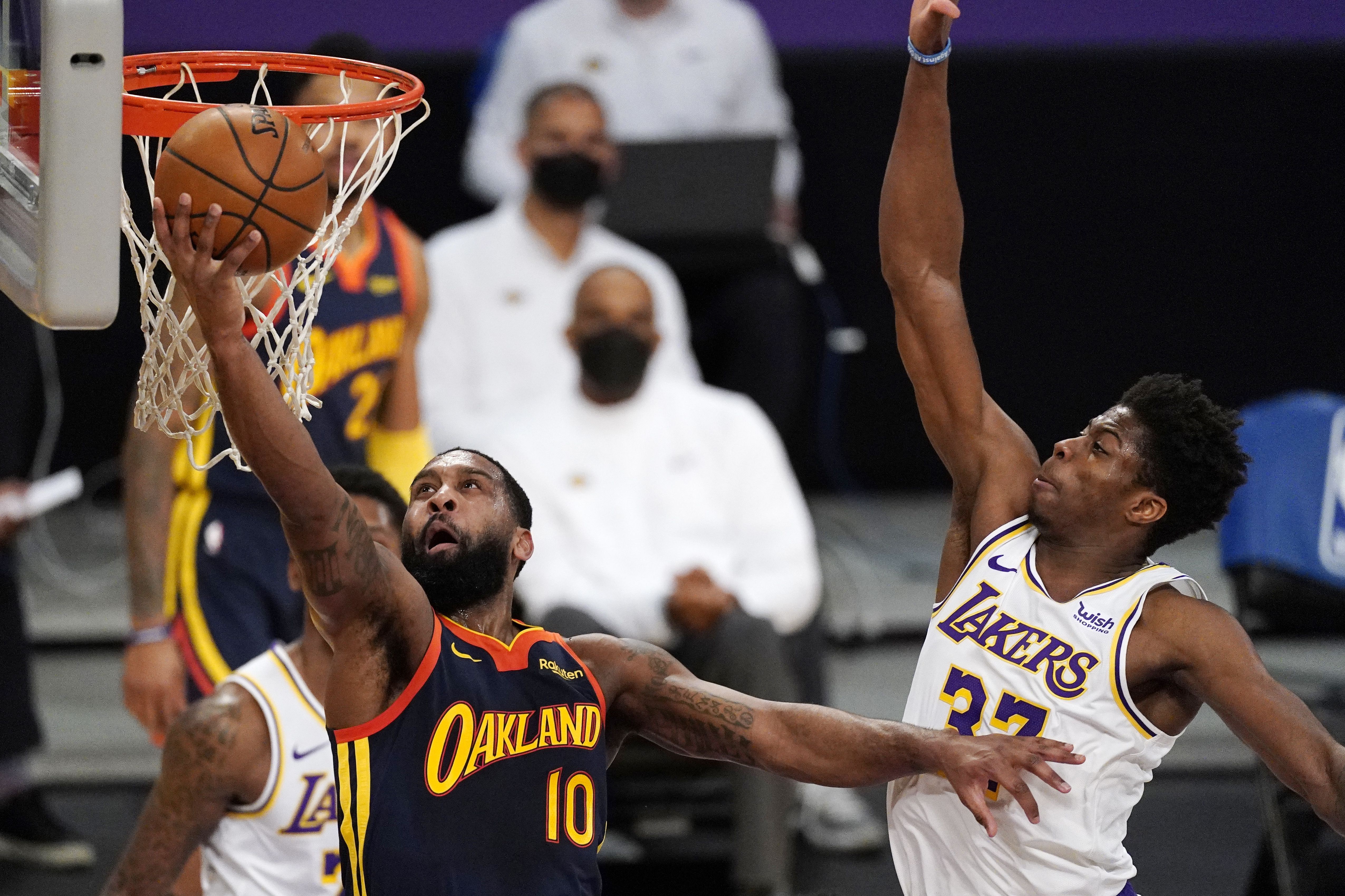 James scores 19 in 1,300th regular-season game in Lakers win –