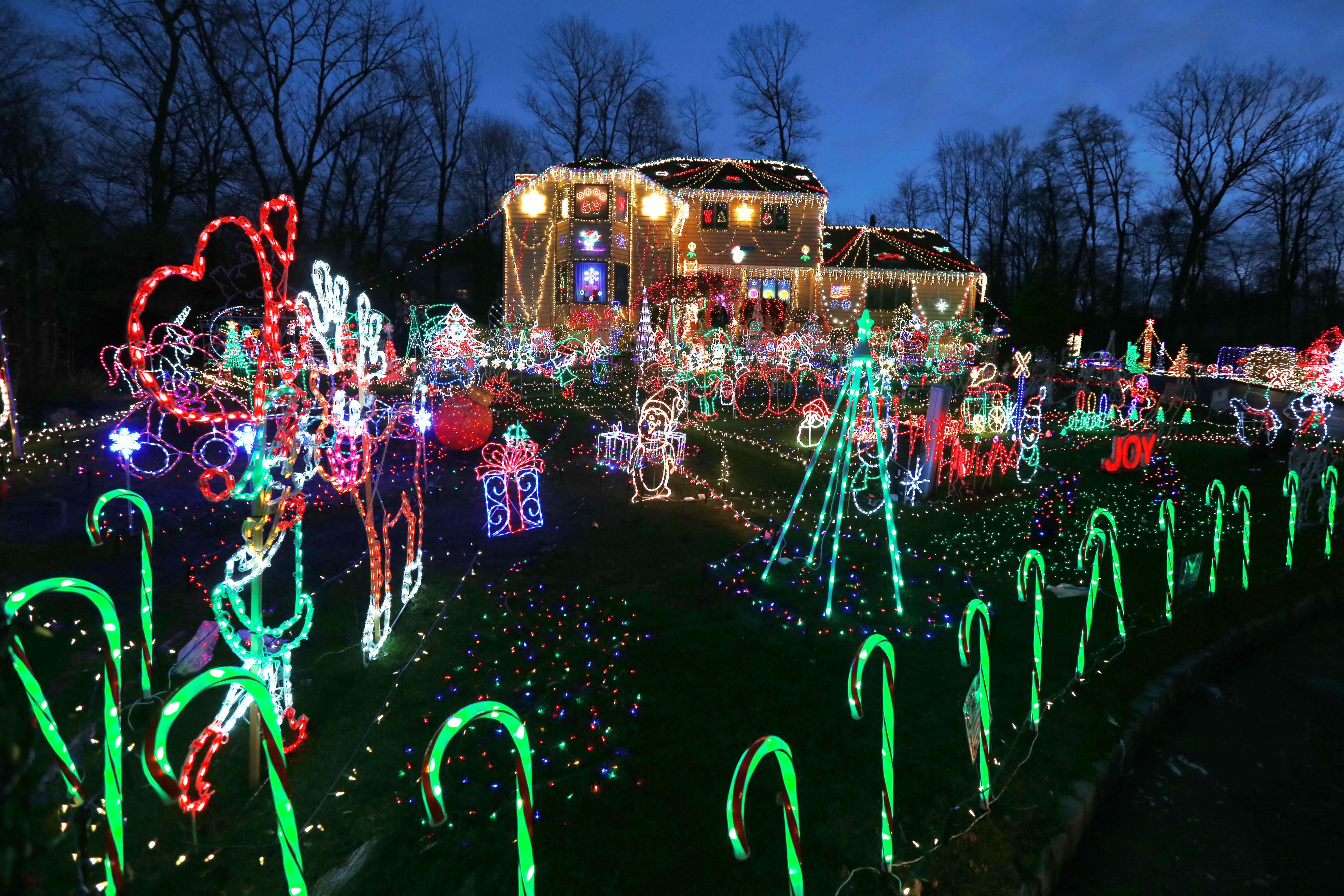 Christmas lights give joyful glow in Lyndhurst NJ