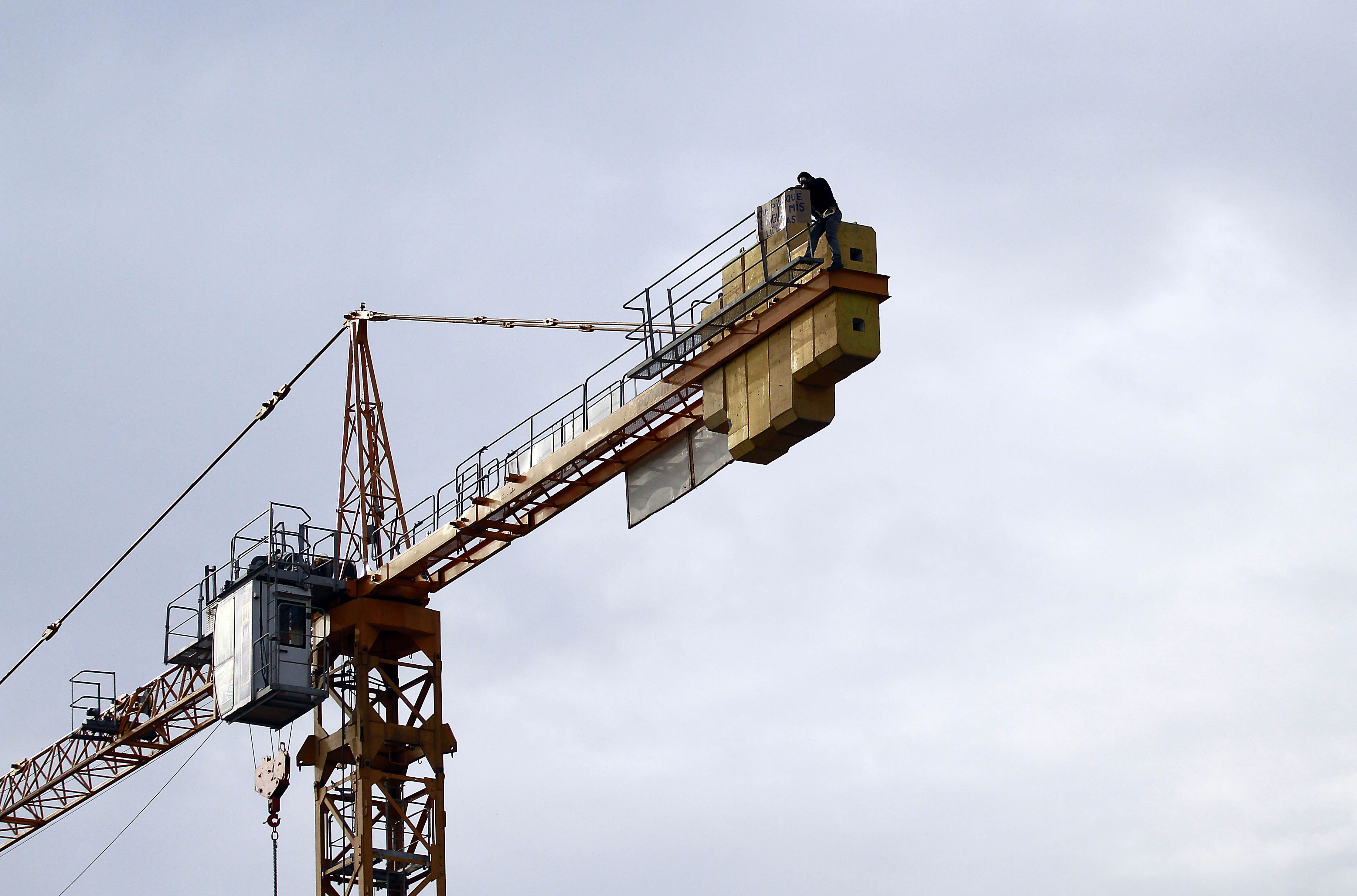 Trabajador amaneza con suicidarse desde grua pluma frente a Estacion Mapocho