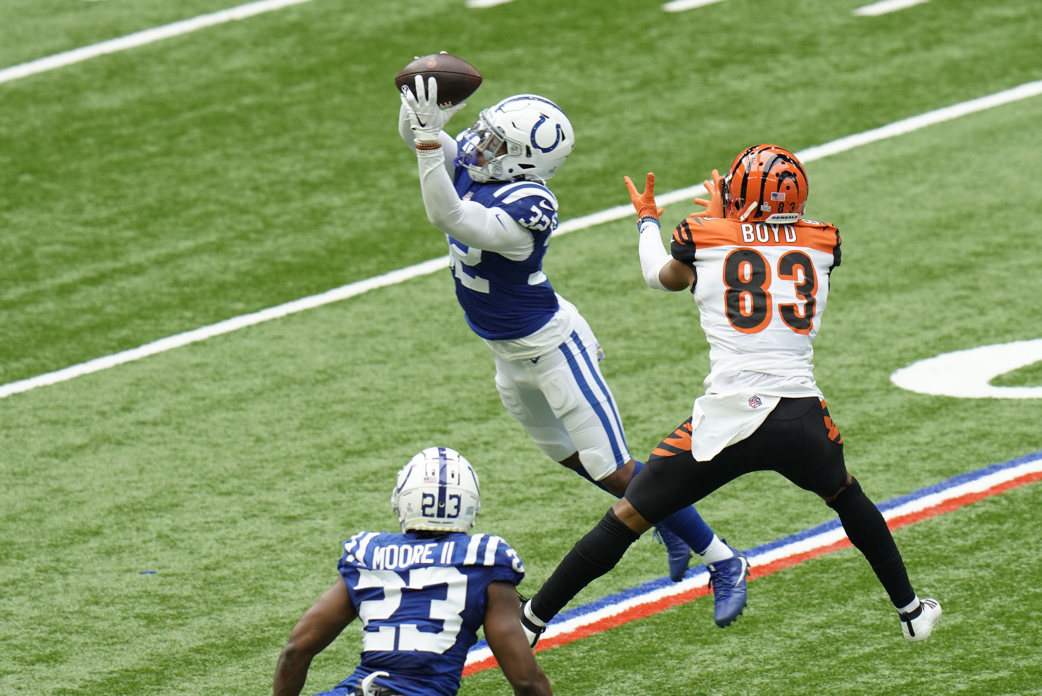 Indianapolis Colts' Zach Pascal (14) makes a touchdown reception against  Cincinnati Bengals' LeShaun Sims (38) during