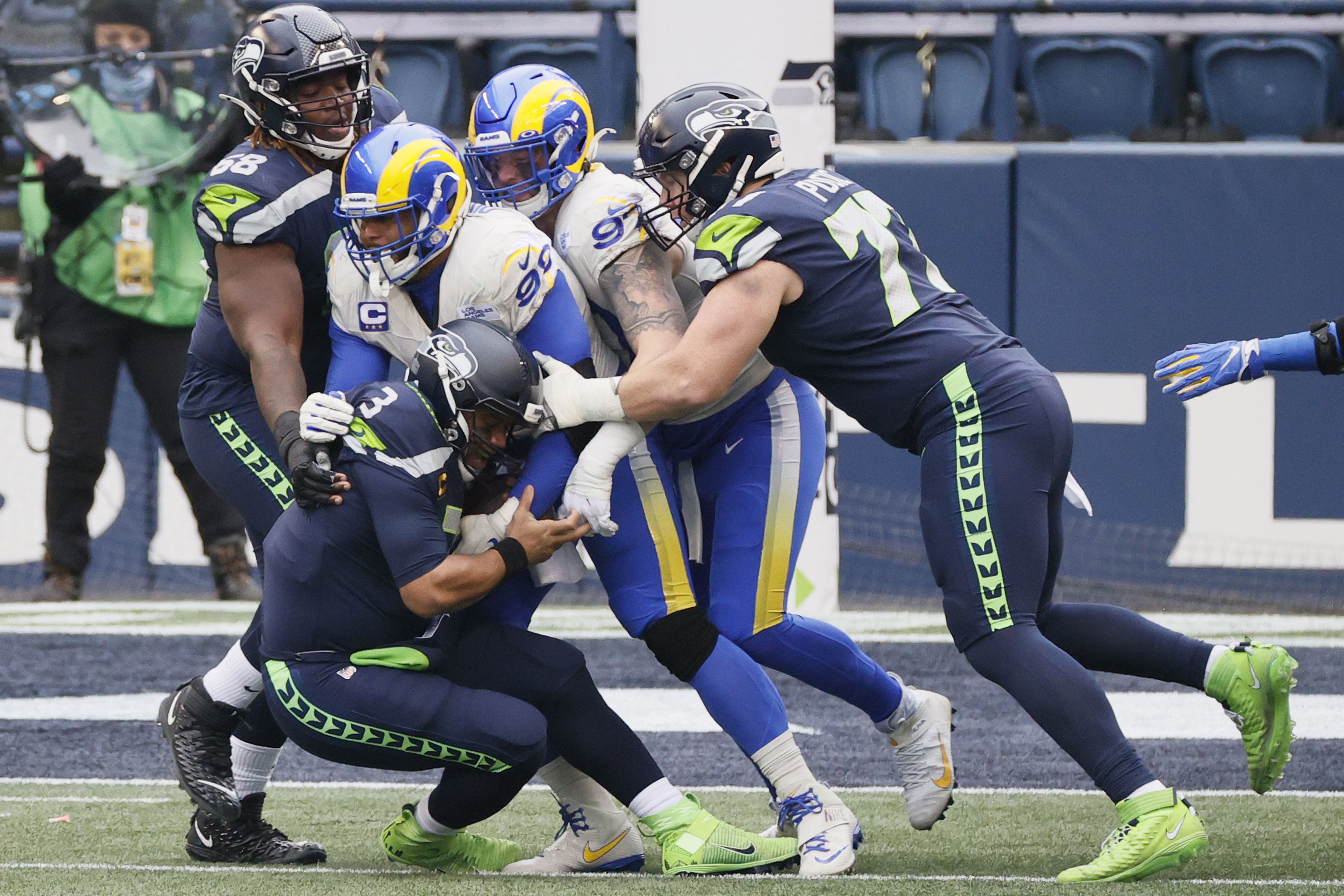 Marshall Faulk of the St. Louis Rams runs with the ball during the News  Photo - Getty Images