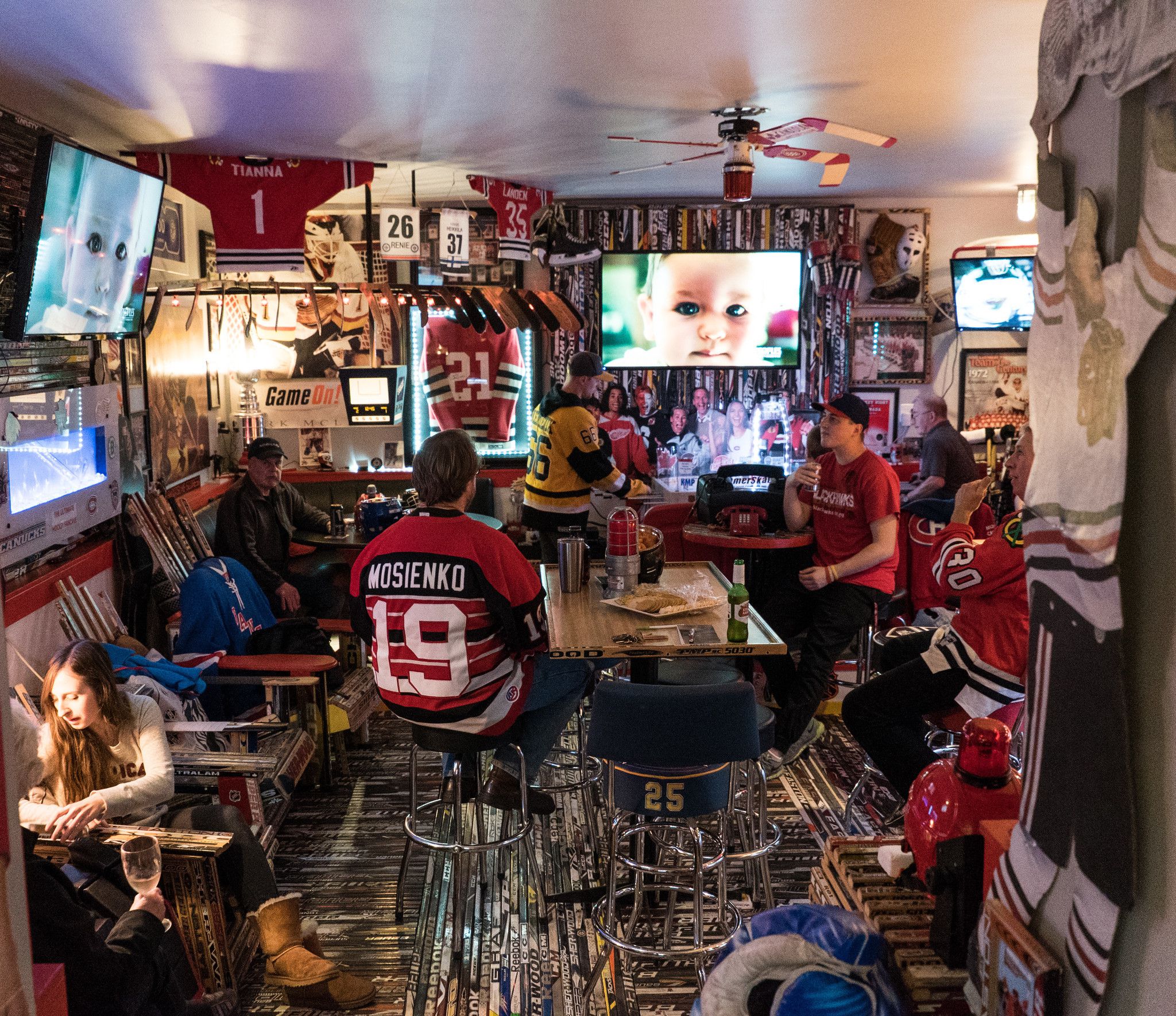 Blackhawks fans bask in Stanley Cup glow - Red Deer Advocate