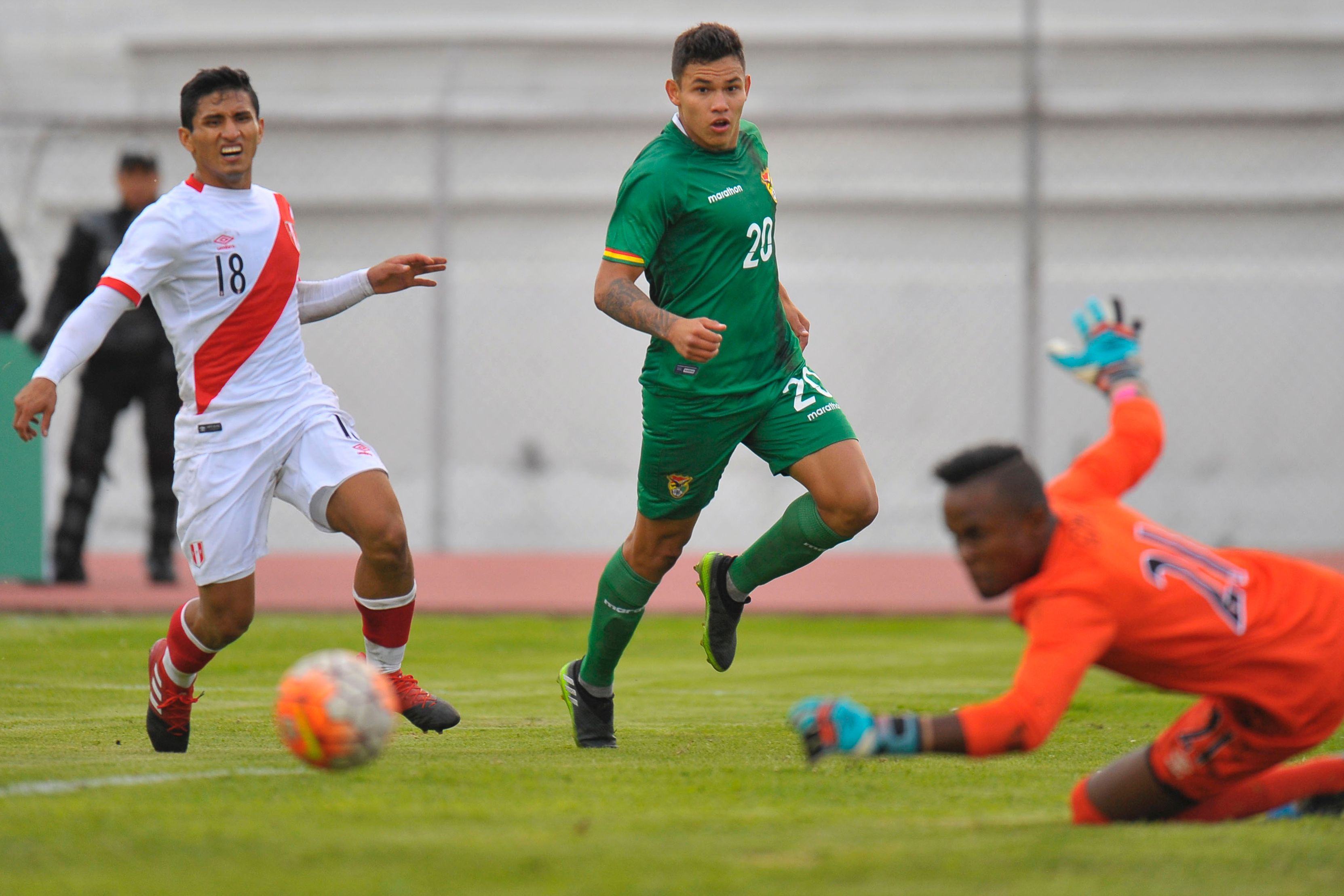 Peru's player Marck Estrella (L) vies for the ball with Bolivia's pla