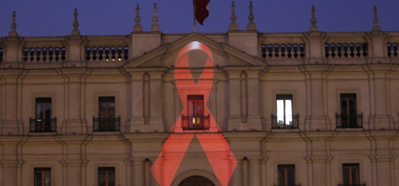 Iluminan La Moneda en el dia internacional del SIDA,