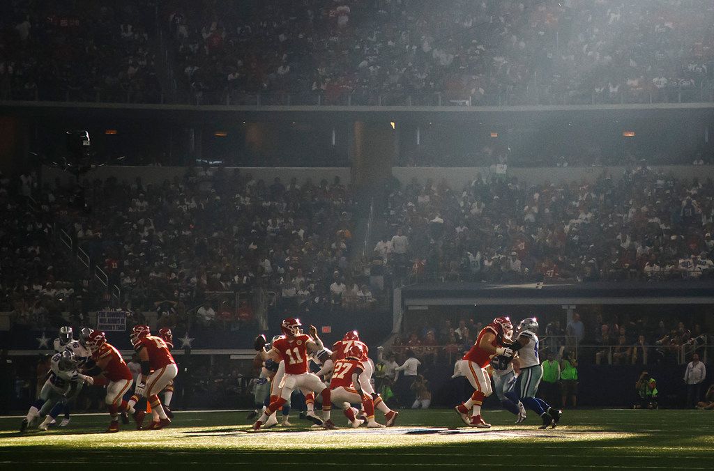 Watch: Blinding sunlight at AT&T Stadium causes issues during