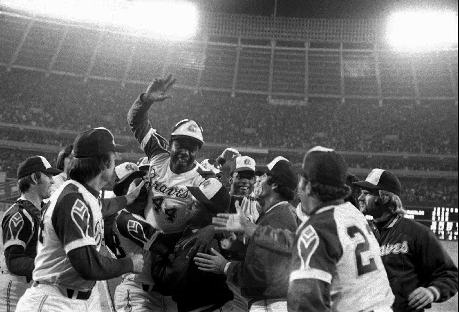 Atlanta Braves' Hank Aaron (44) and New York Mets' Willie Mays (24) talk  during batting practice before the Mets' Old Timers Day game at Shea  Stadium in New York, July 14, 1979. (