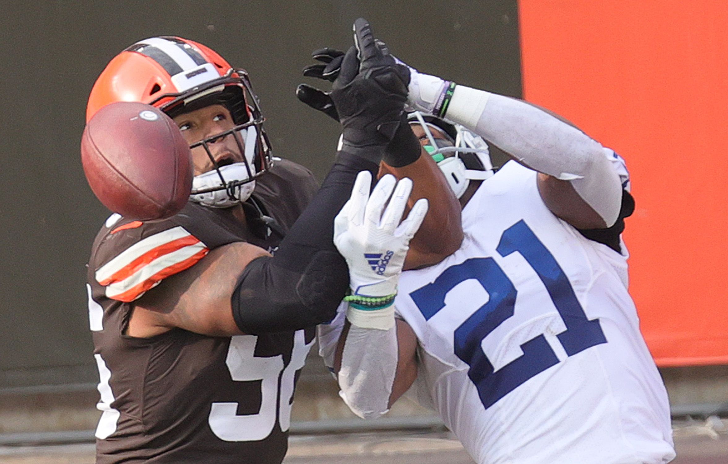 Cleveland Browns outside linebacker Malcolm Smith on the field