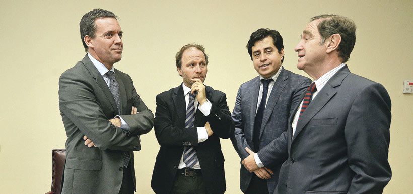 Los senadores de la Comisión de Constitución, Felipe Harboe (PPD), Alfonso de Urresti (PS), Pedro Araya (ind.) y Hernán Larraín (UDI).