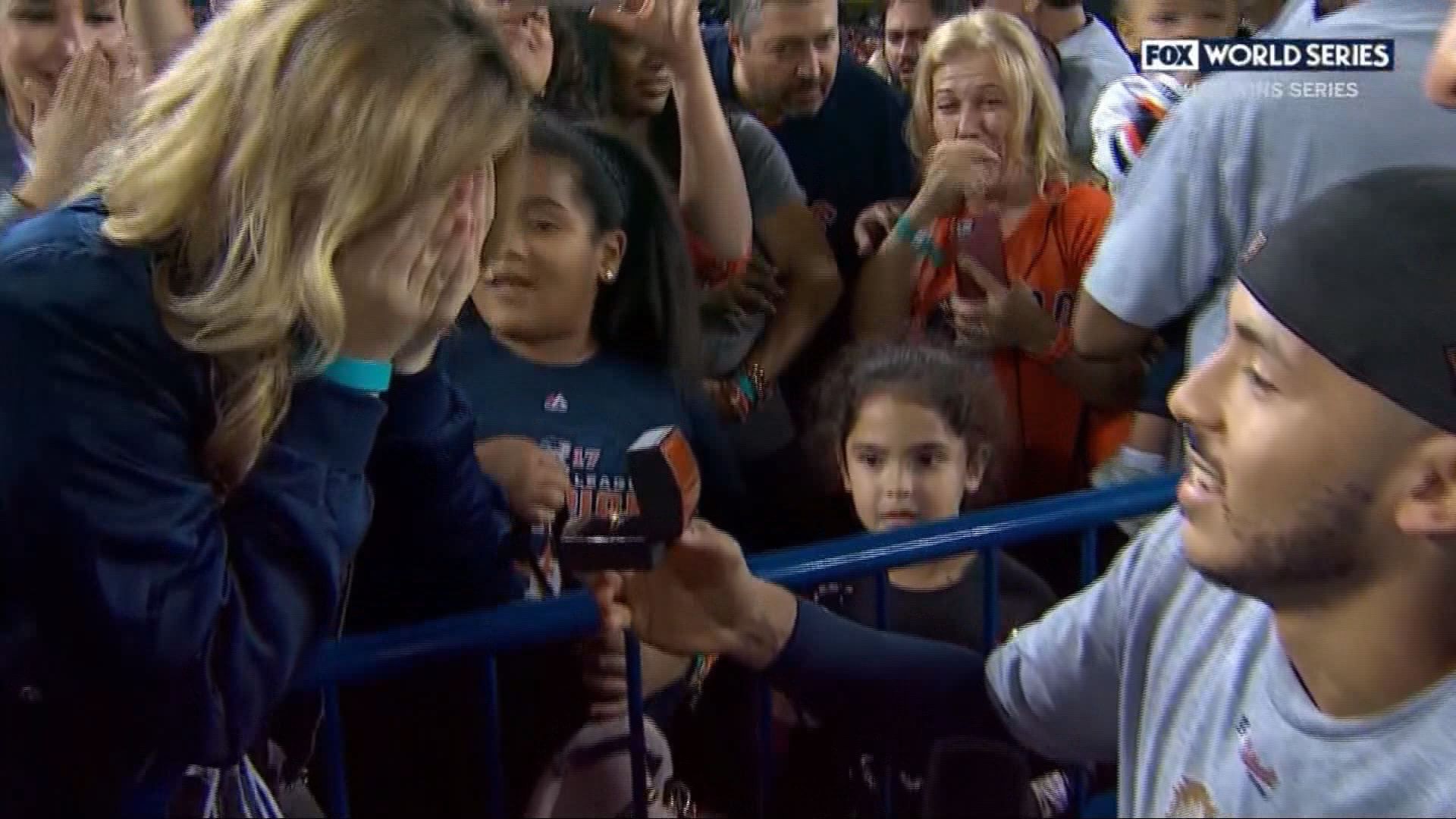 Astros' Carlos Correa proposes to girlfriend at Dodger Stadium